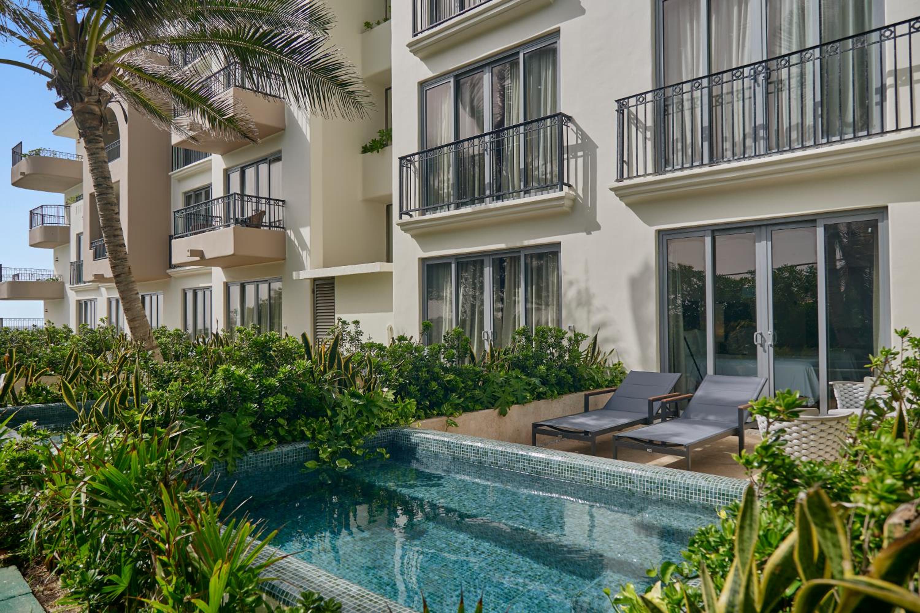 Premium Room with Plunge Pool 1 King - Photo 3