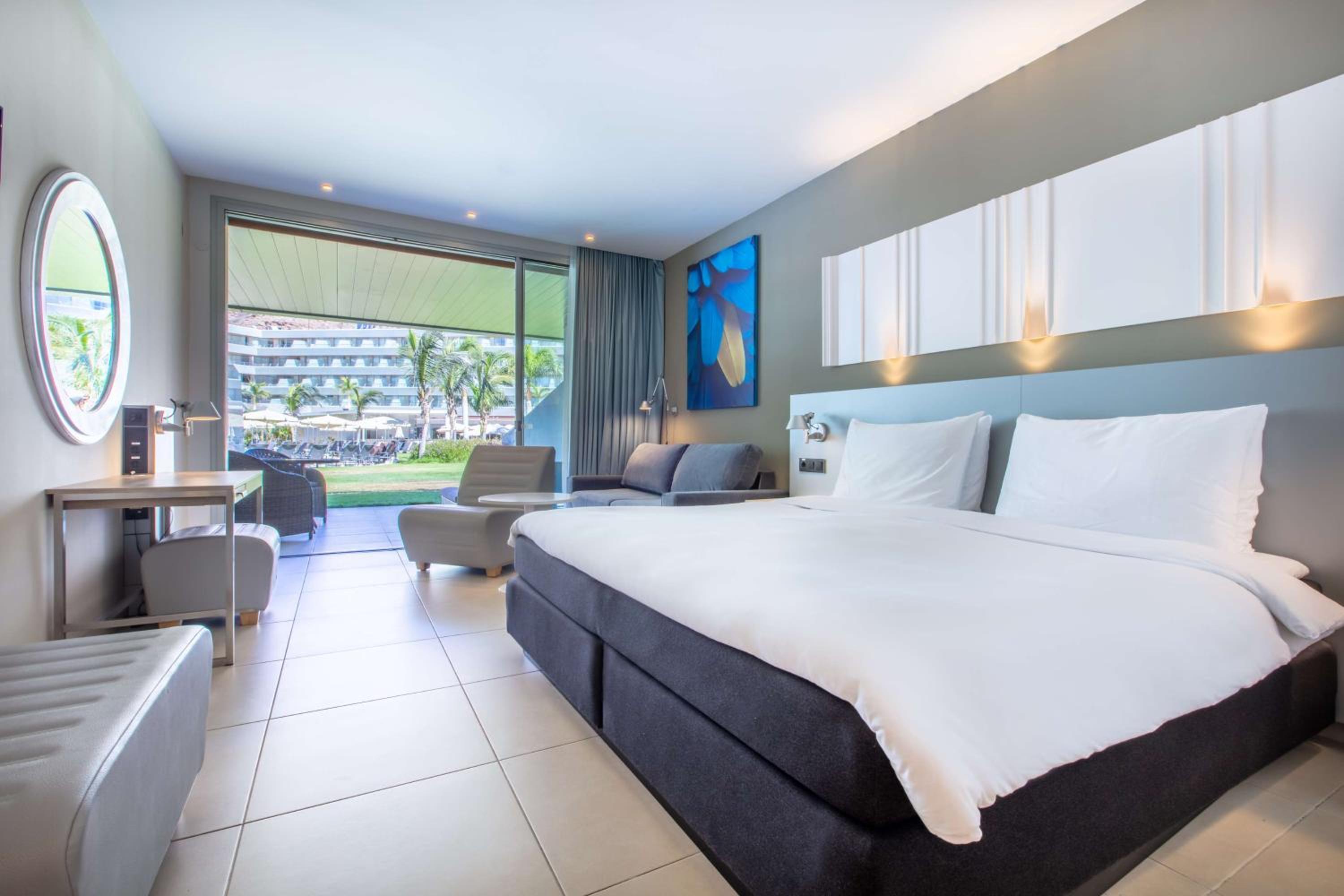 Superior Room with Pool Access photo 2