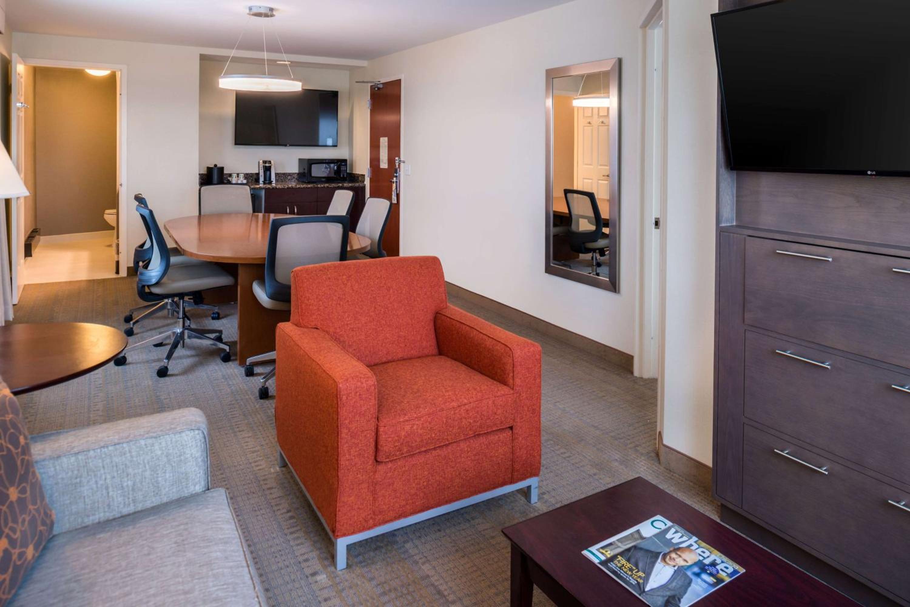 Boardroom Queen Suite - Hearing Accessible photo 2