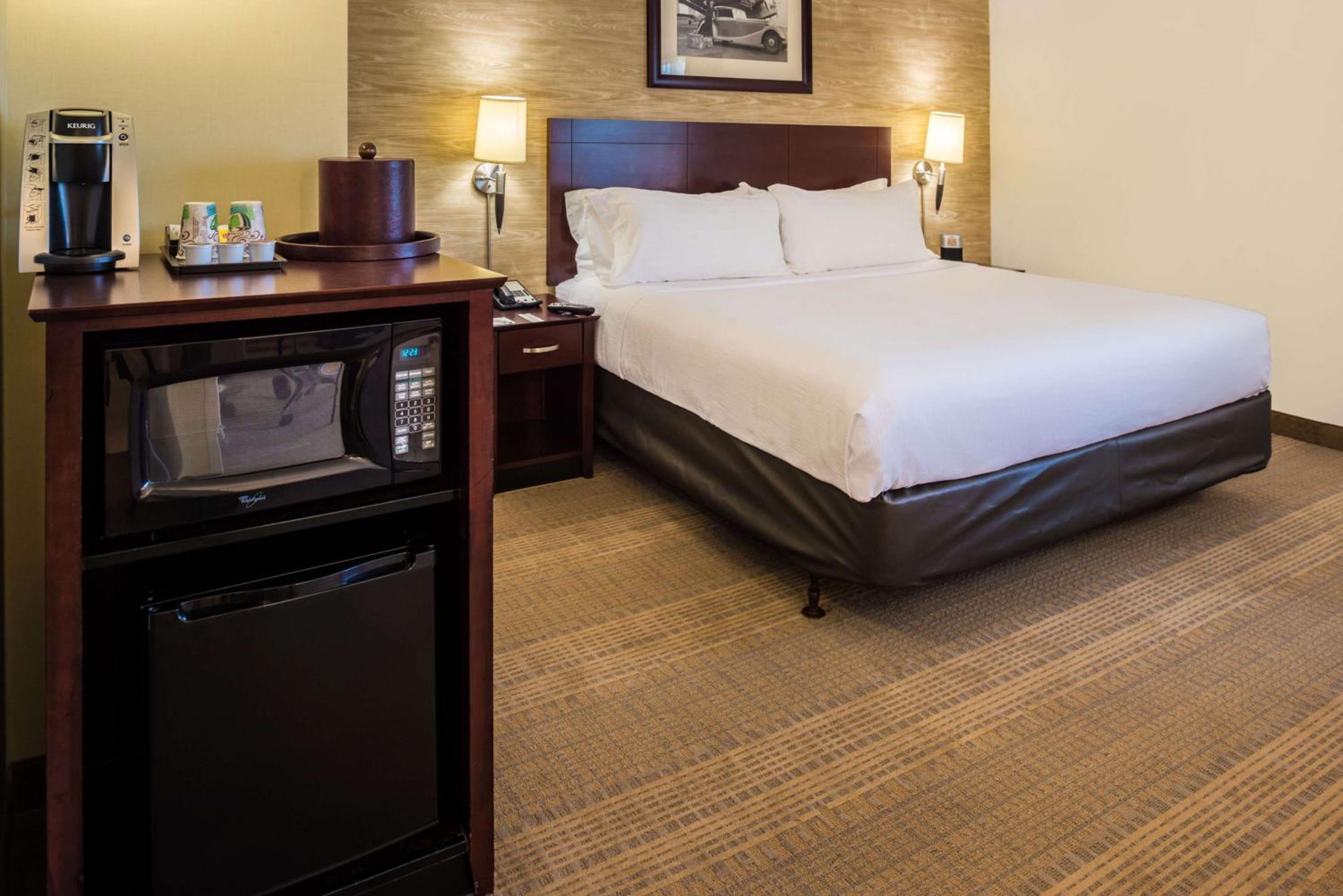 Deluxe King Room - Hearing Accessible  photo 3