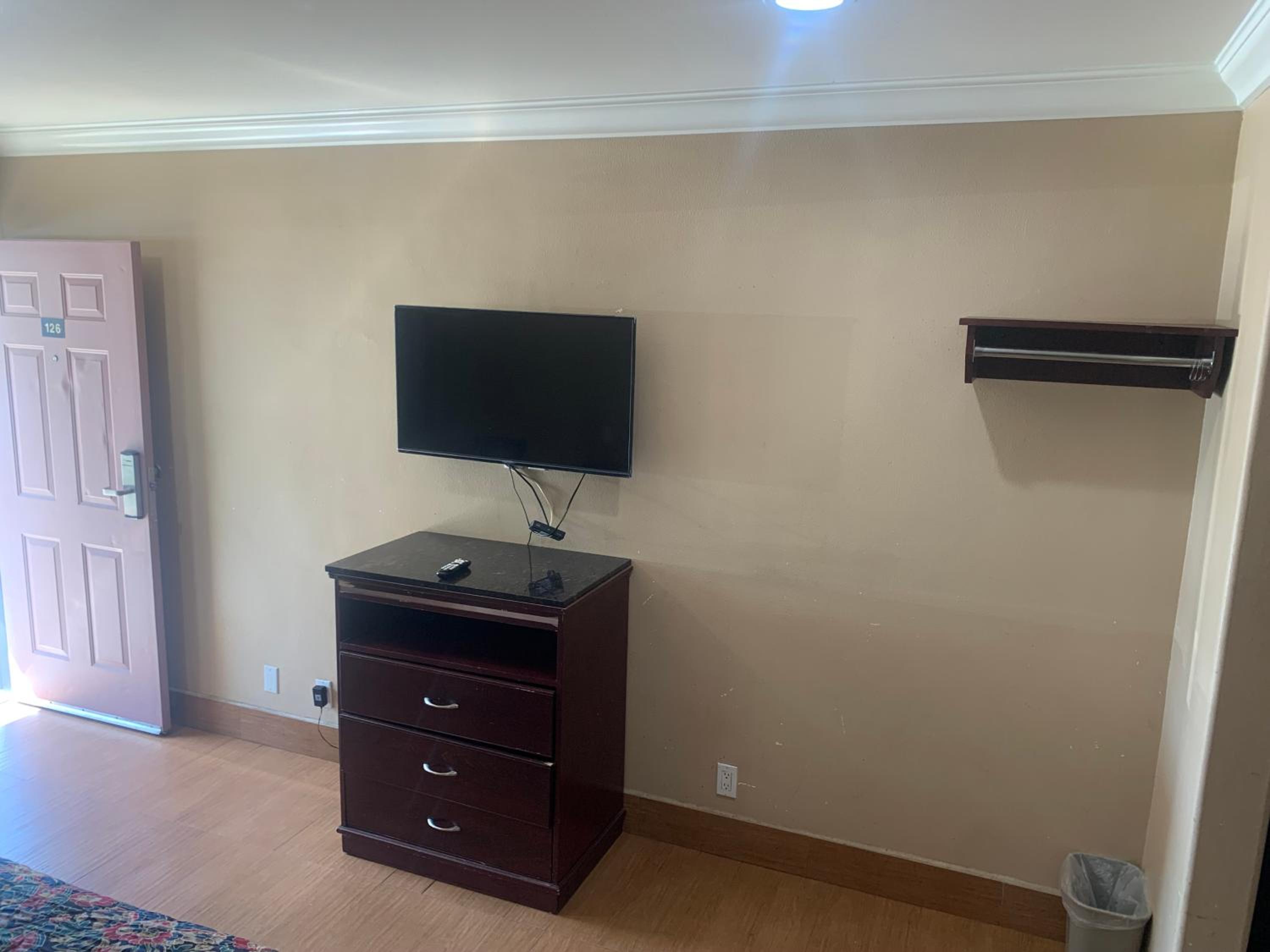 Large Double Room - Photo 1