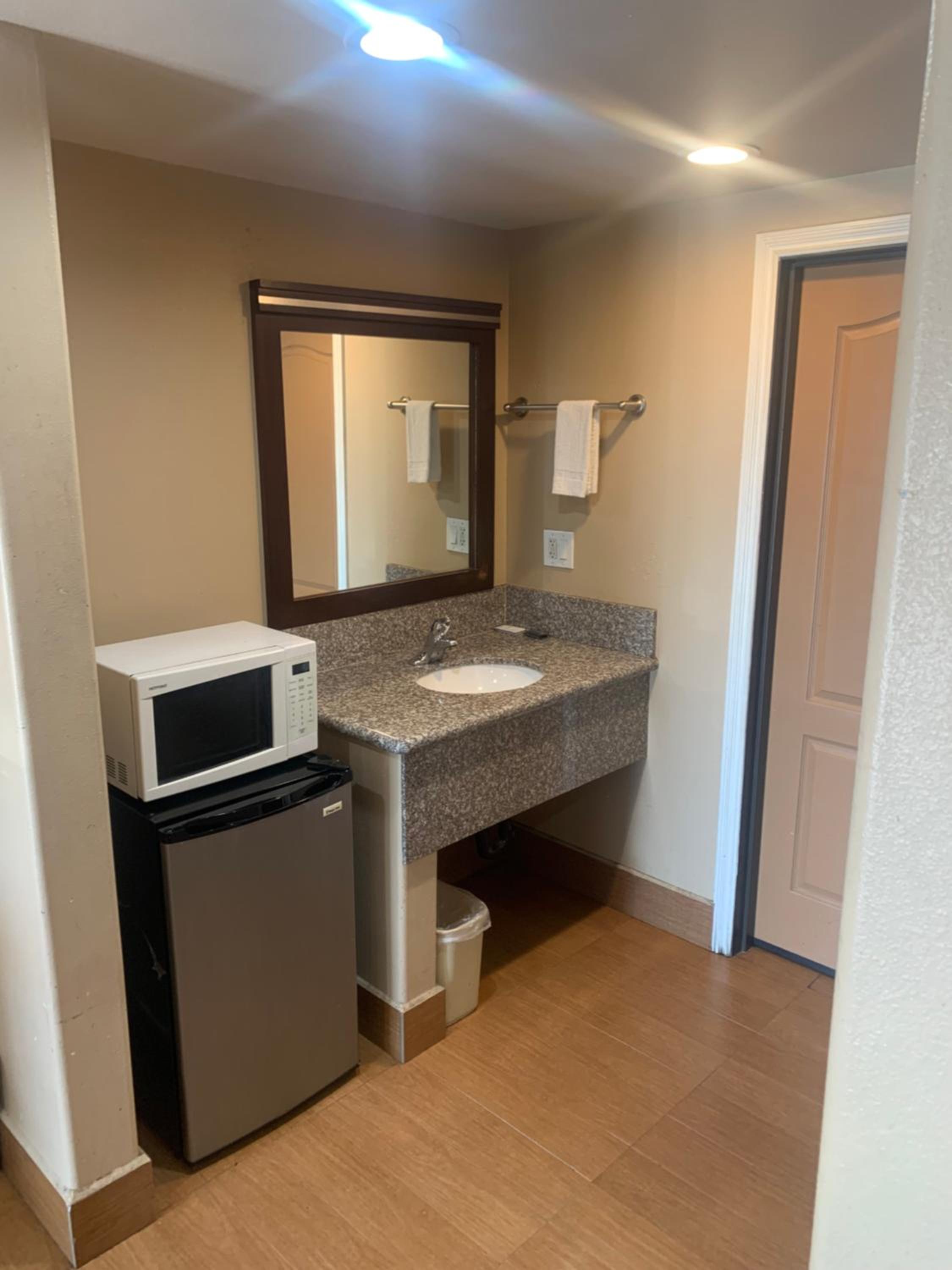 Large Double Room - Photo 3