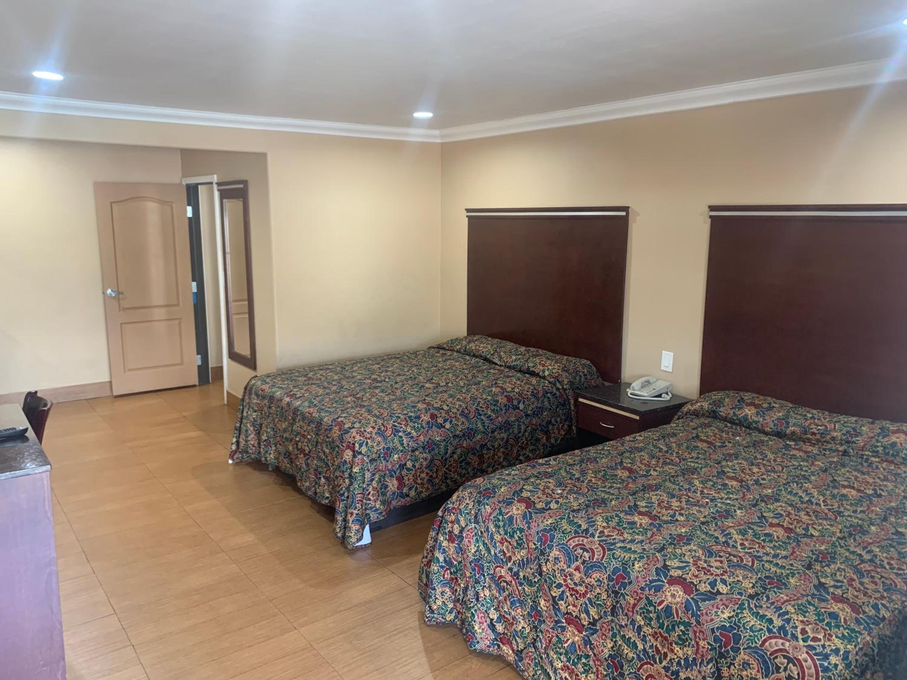 Large Double Room - Photo 6
