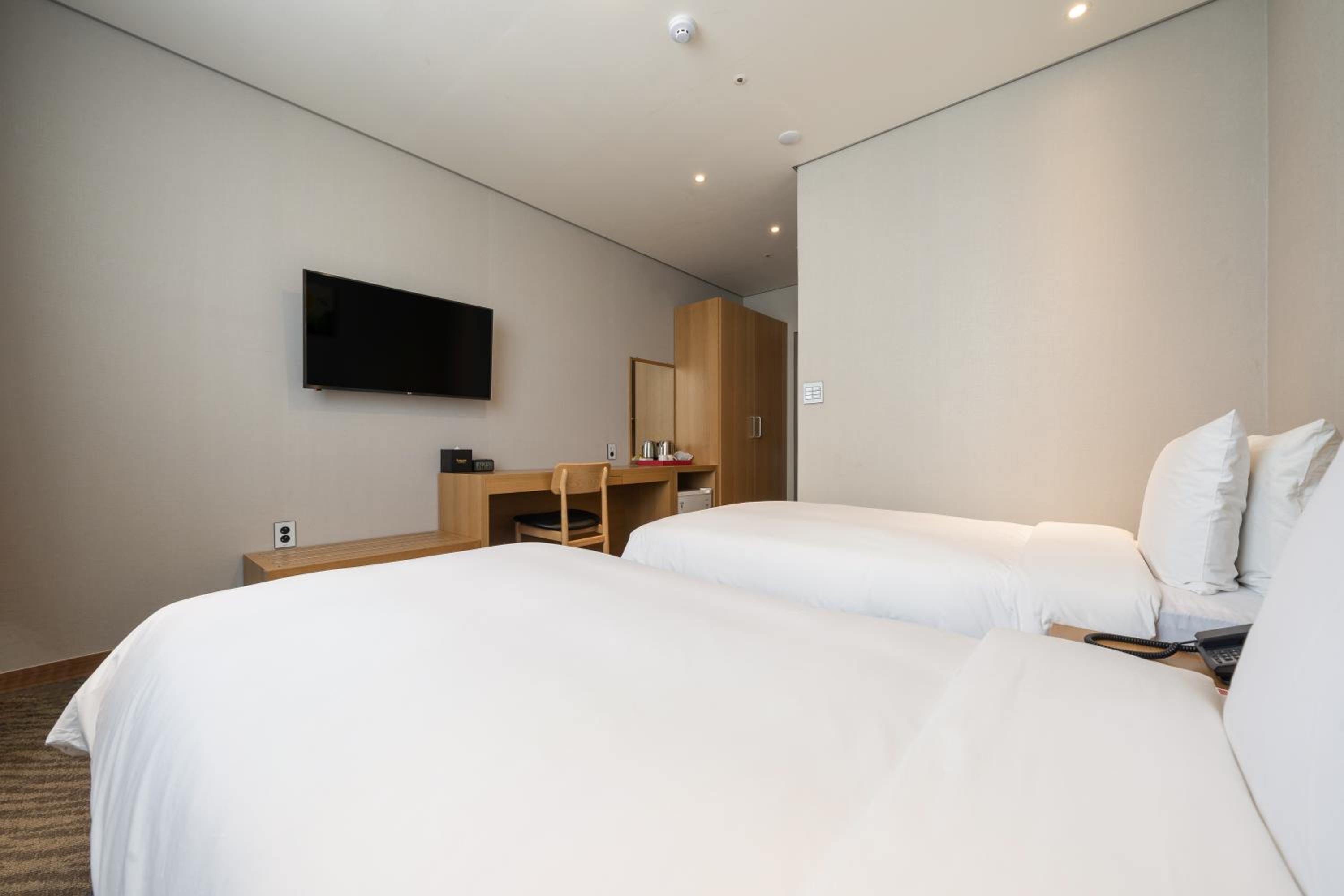 Standard Twin Room - Photo 3