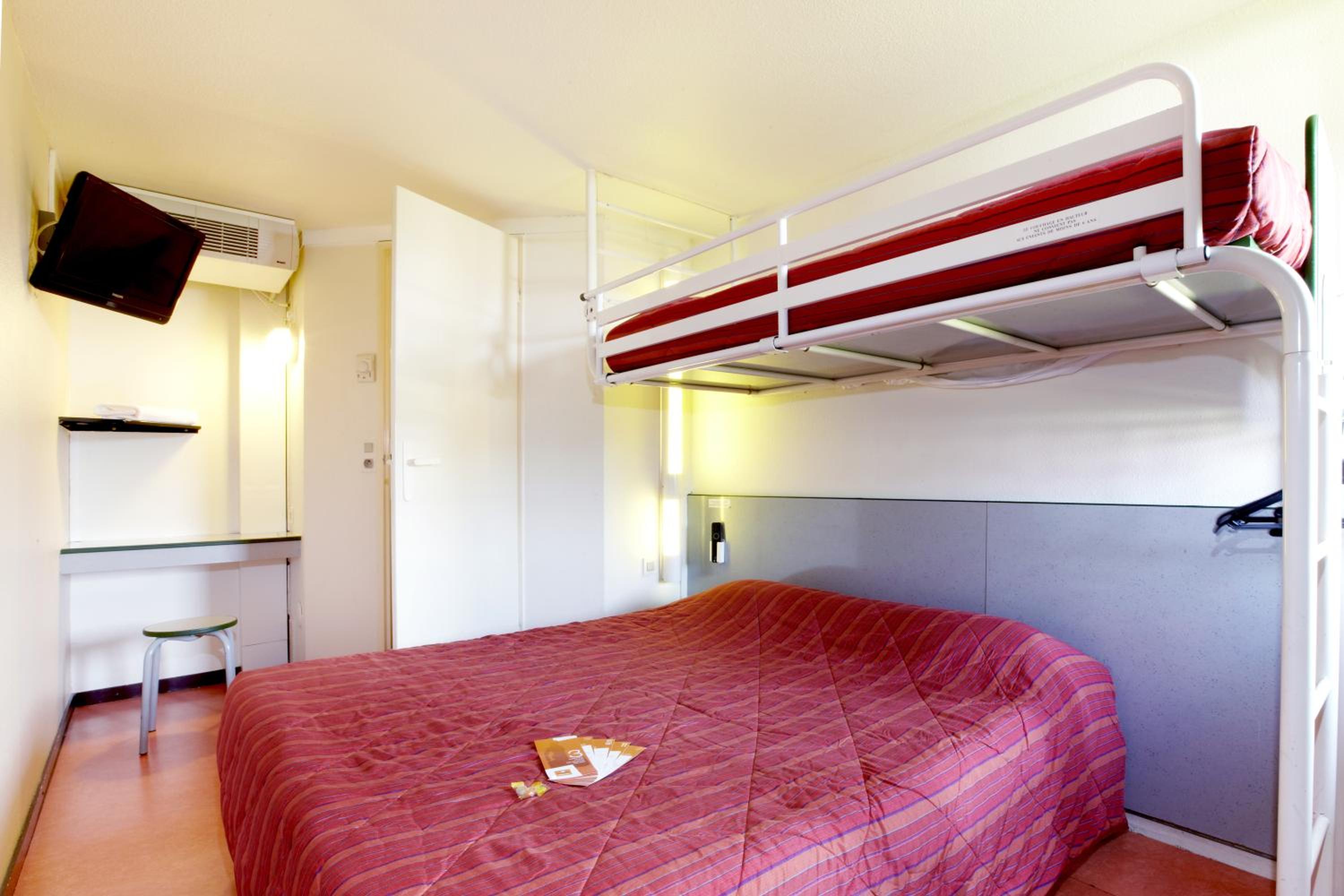 Triple Room (1 Double Bed + 1 Single Bed)
