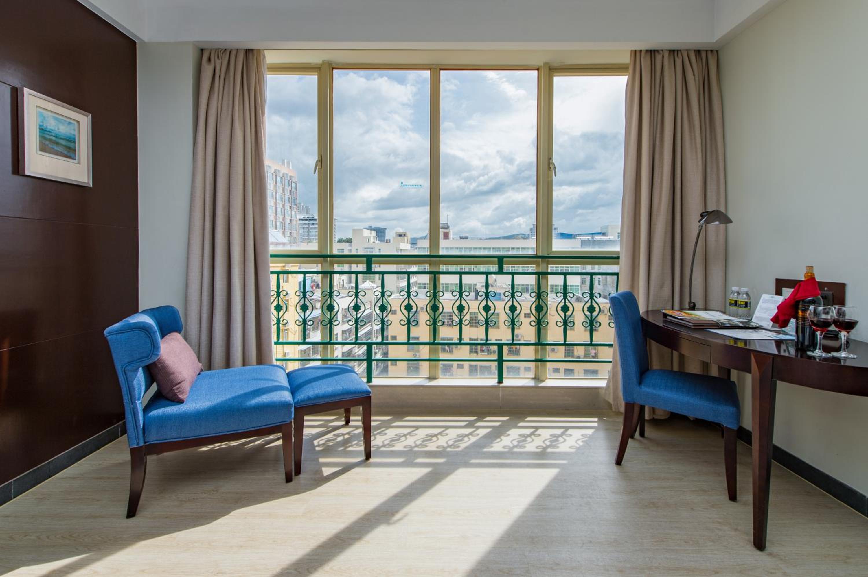 Deluxe Twin Room with City View - Photo 5