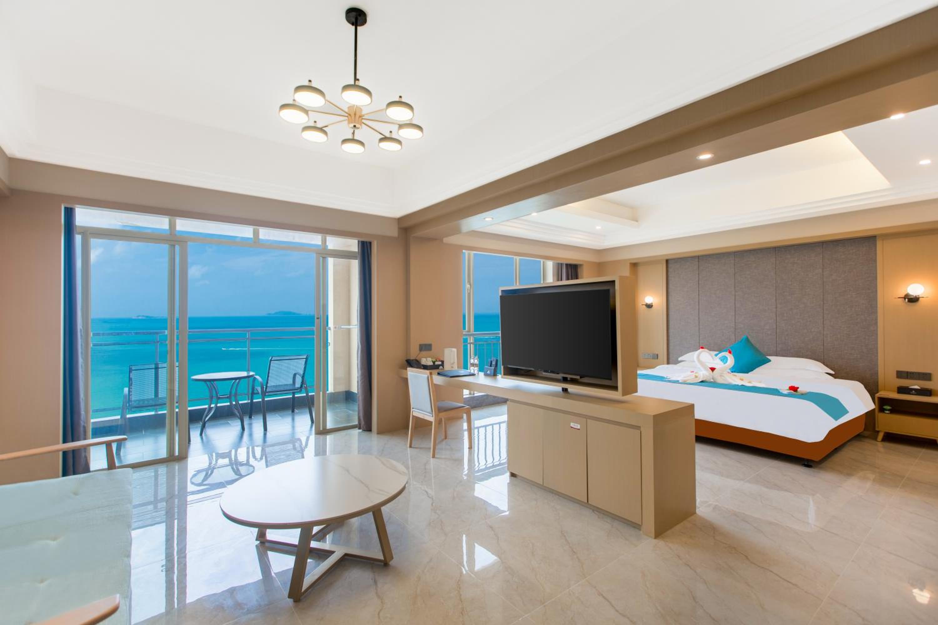Deluxe Suite with Sea View - Photo 3
