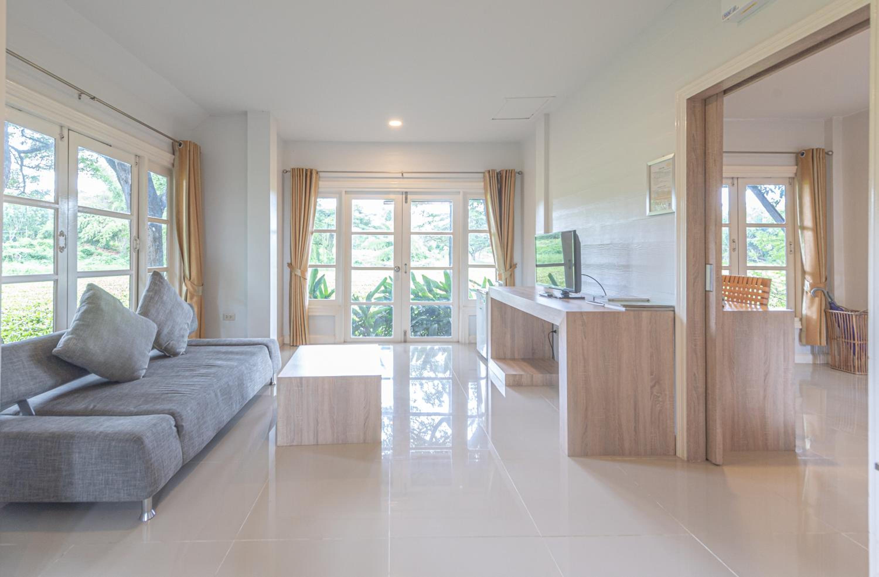 Suite - Photo 8