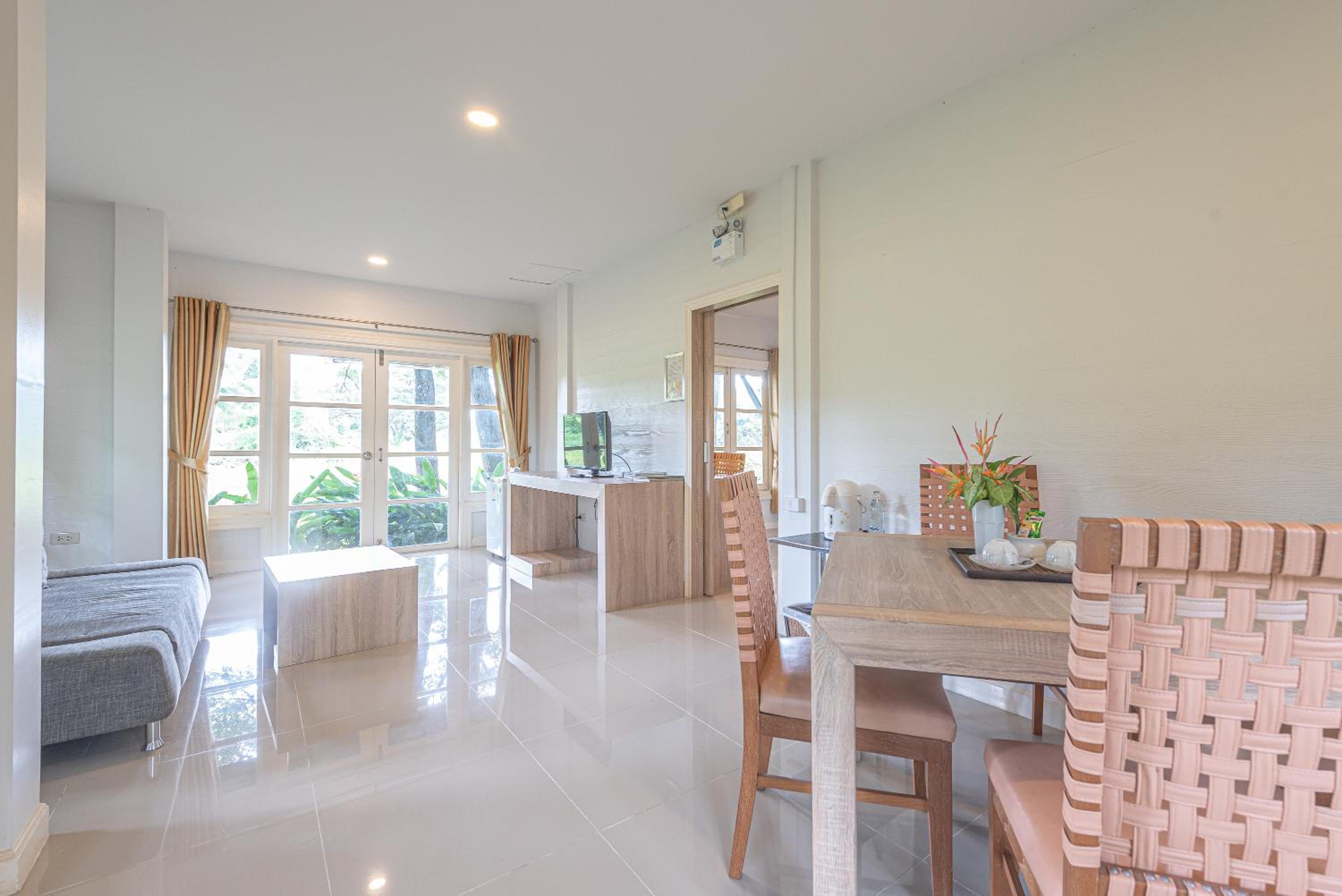 Suite - Photo 6