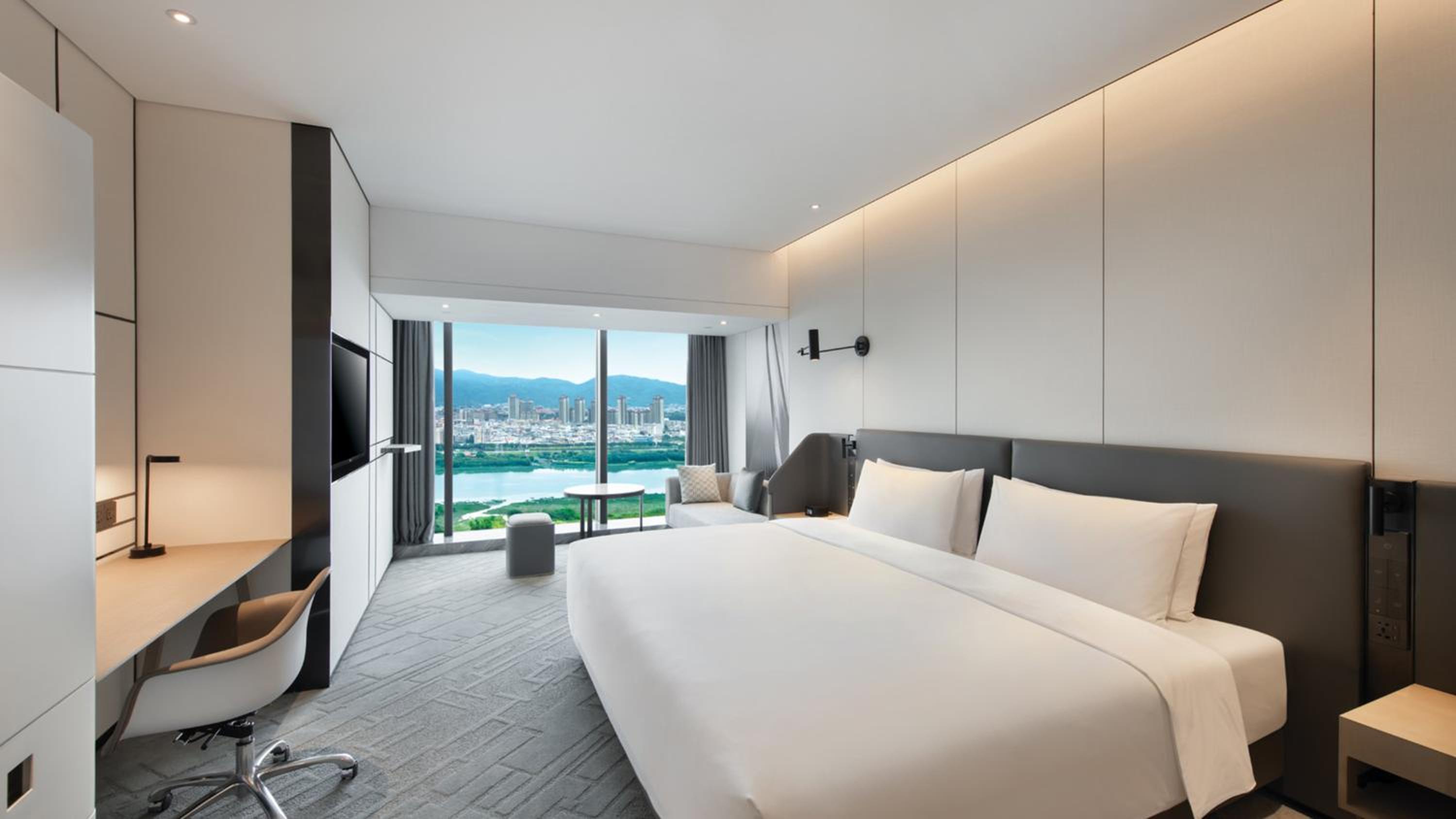Premium King Room with River View - Photo 3