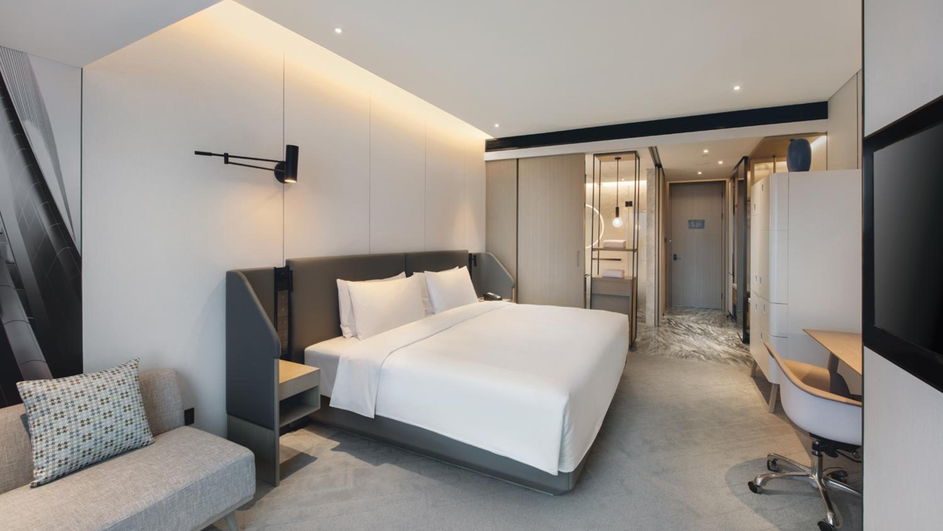 Standard King Room with River View - Photo 4