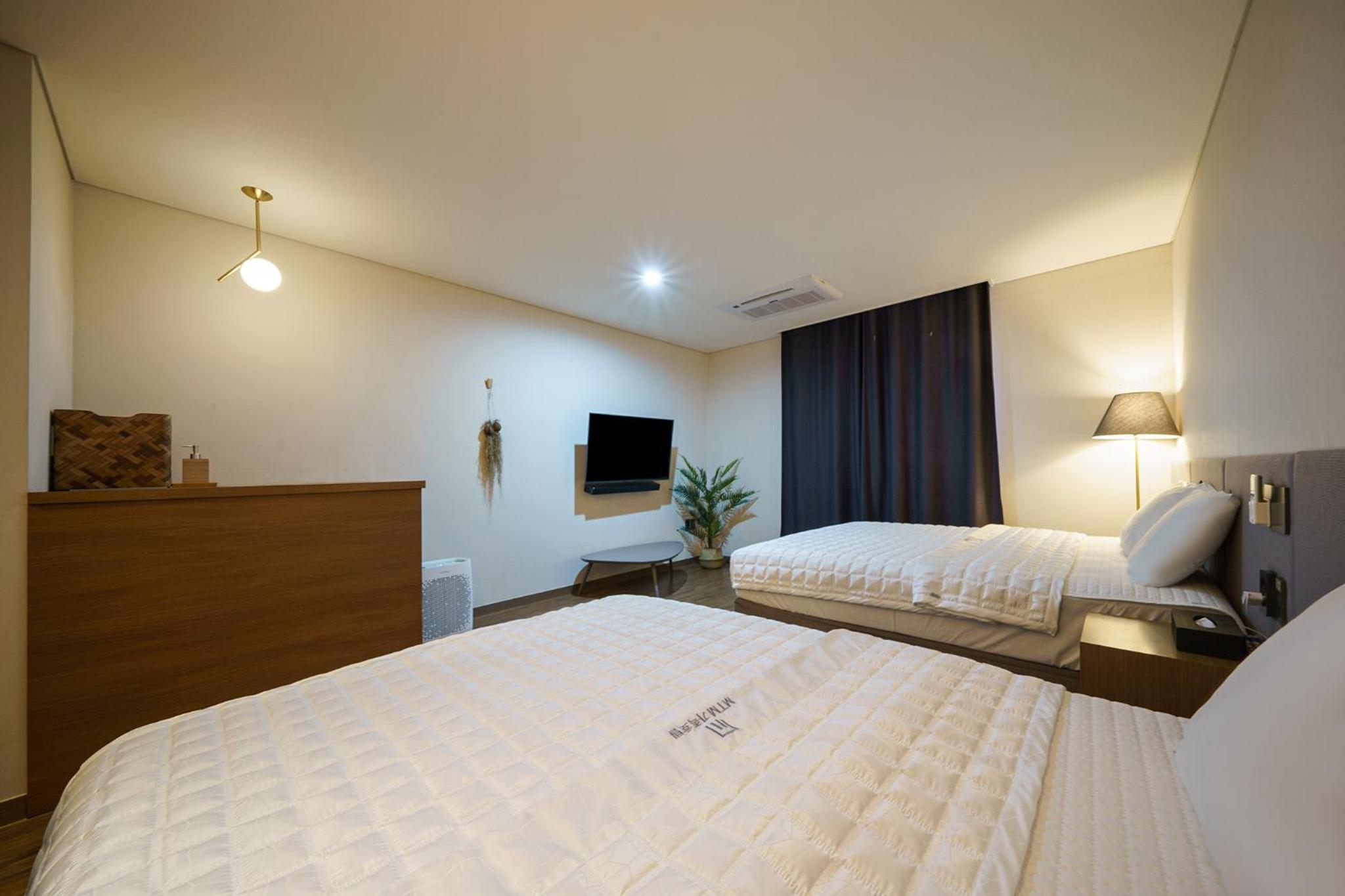 Deluxe Family Room - Photo 2