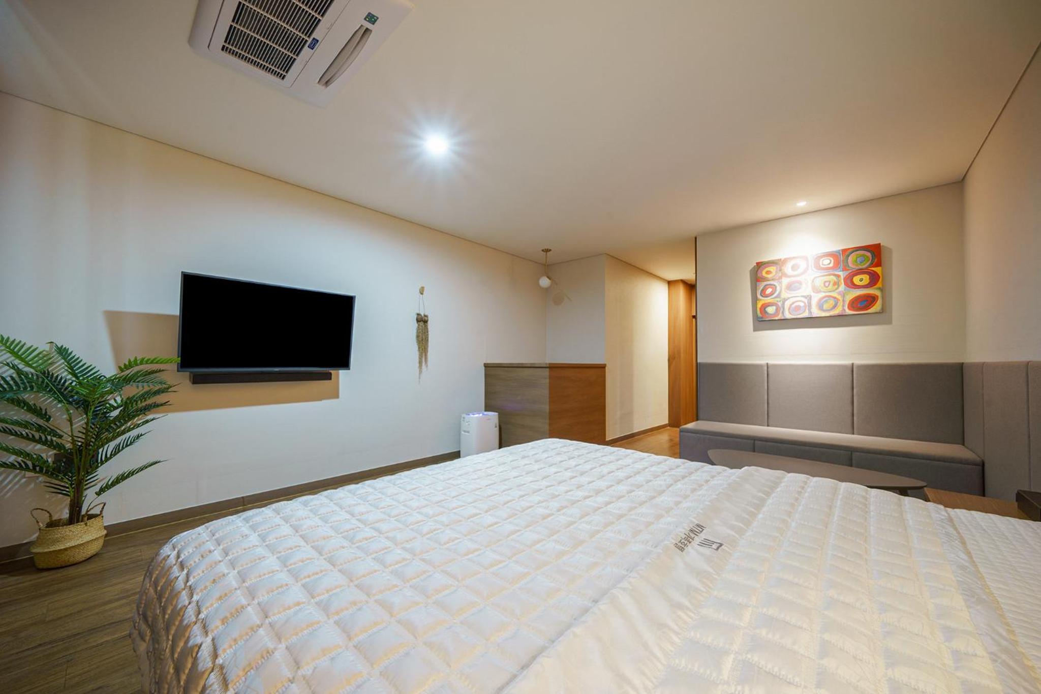 Deluxe King Room - Photo 2