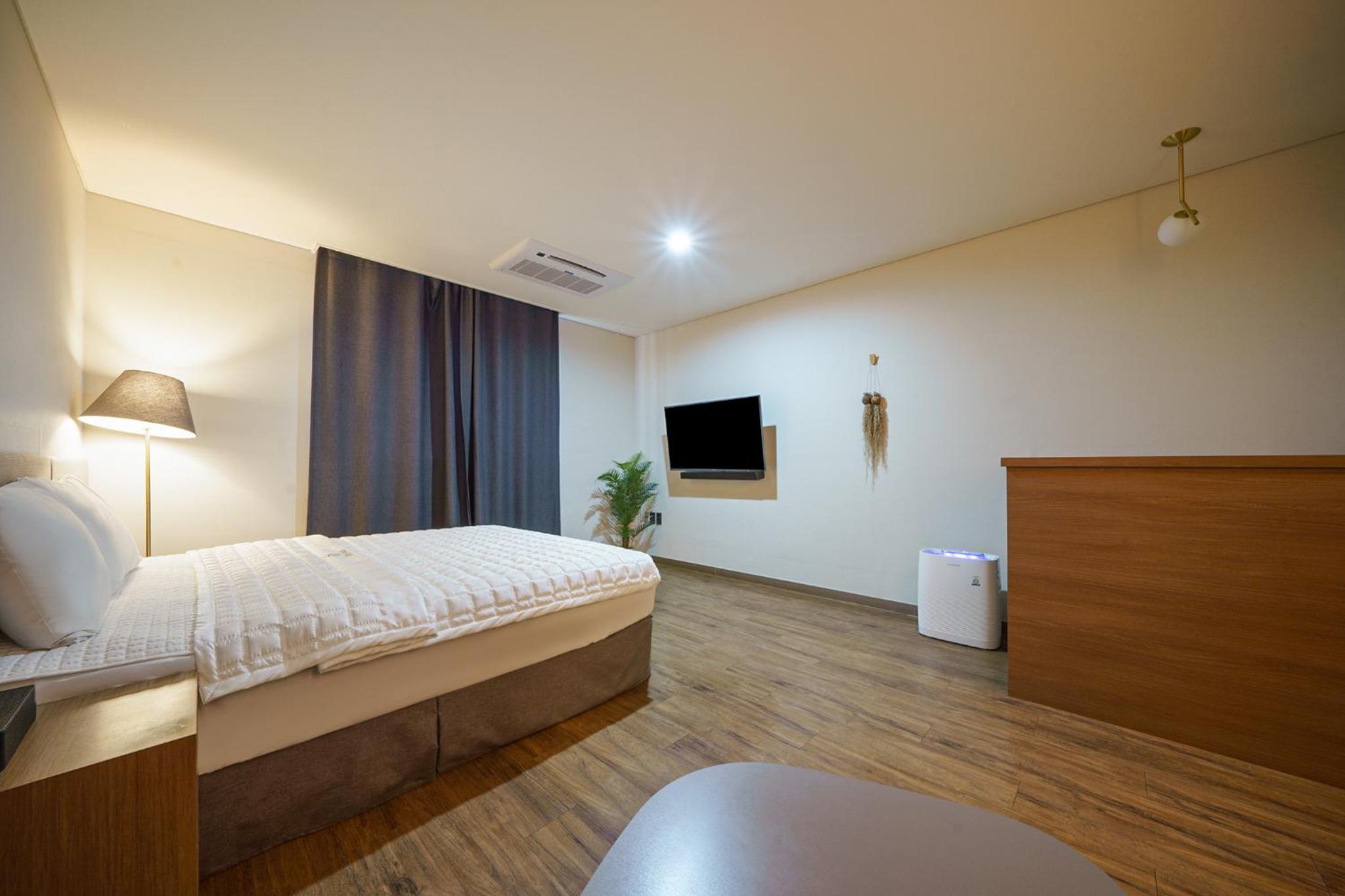 Deluxe King Room - Photo 1