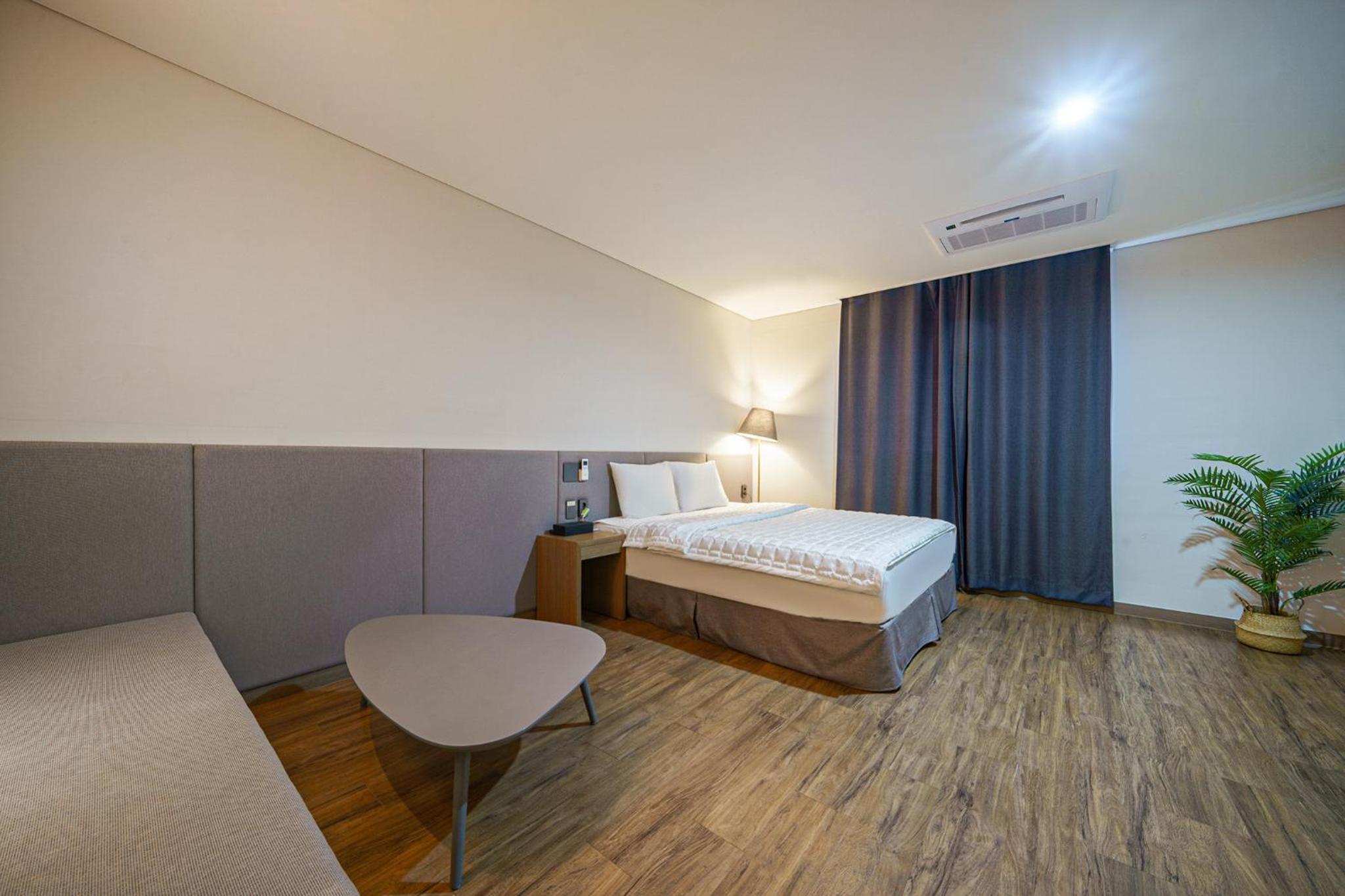 Deluxe King Room - Photo 4