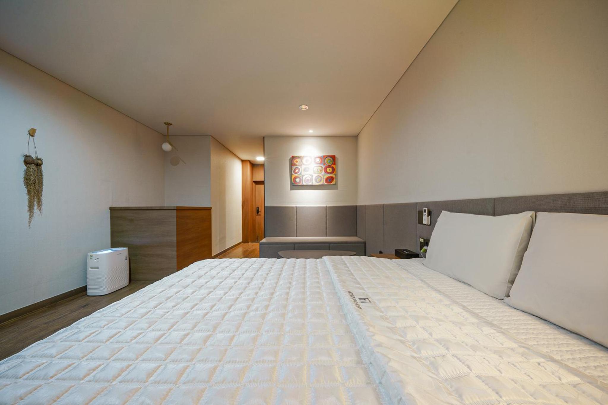 Deluxe King Room - Photo 11