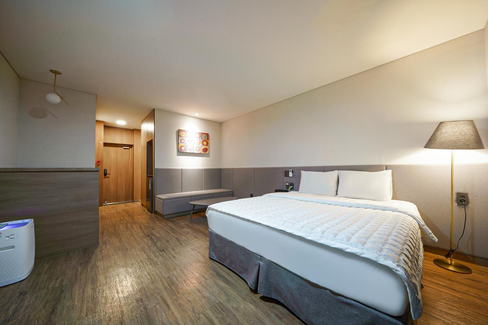 Deluxe King Room - Photo 10