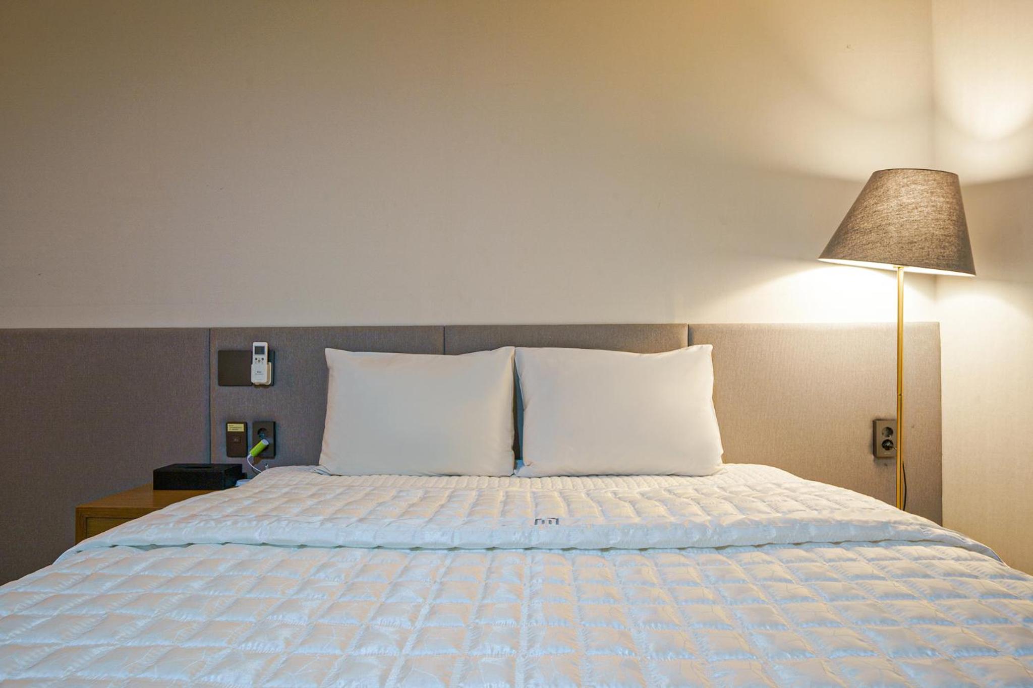 Deluxe King Room - Photo 9