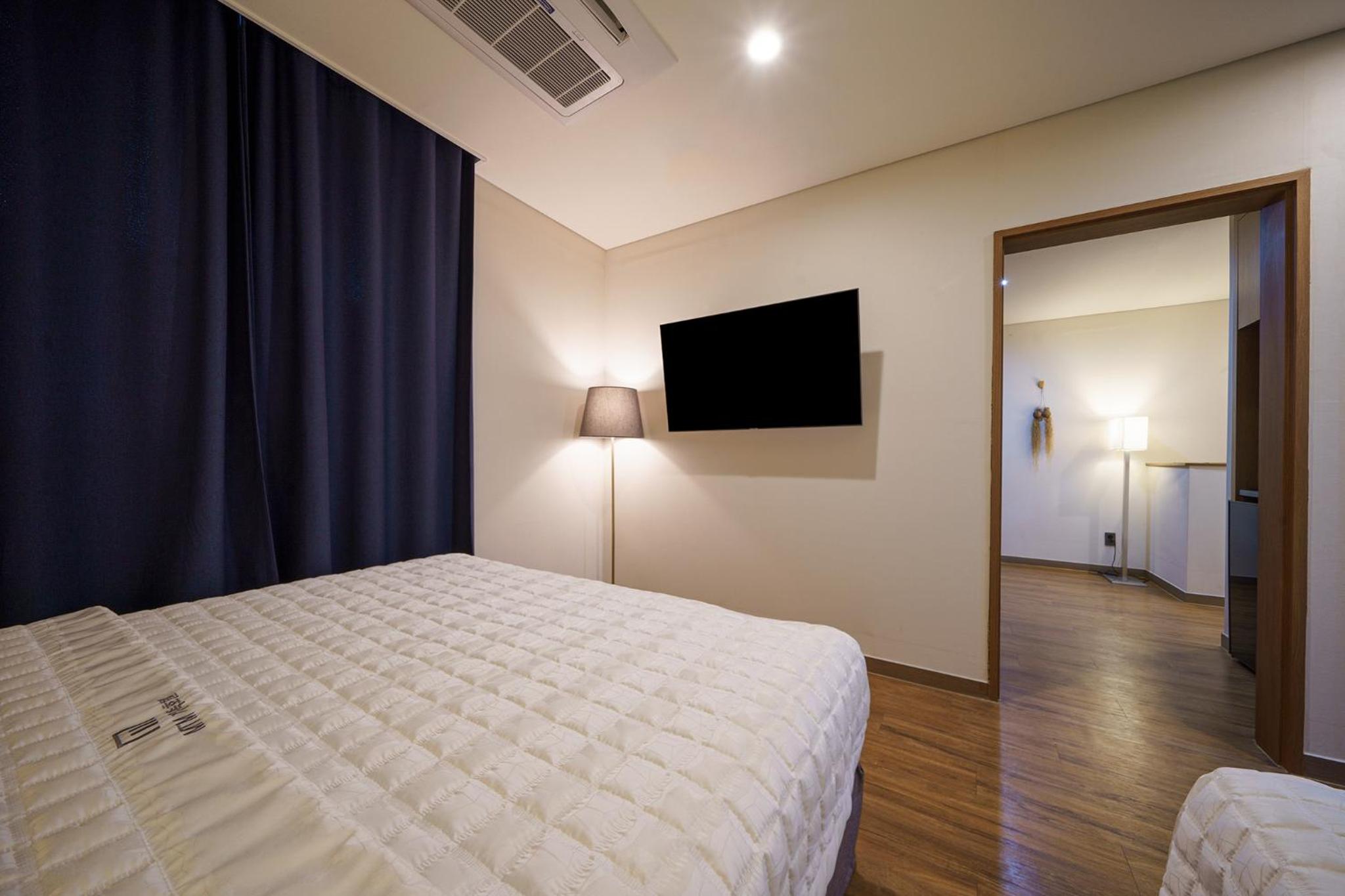 Deluxe King Suite - Photo 7