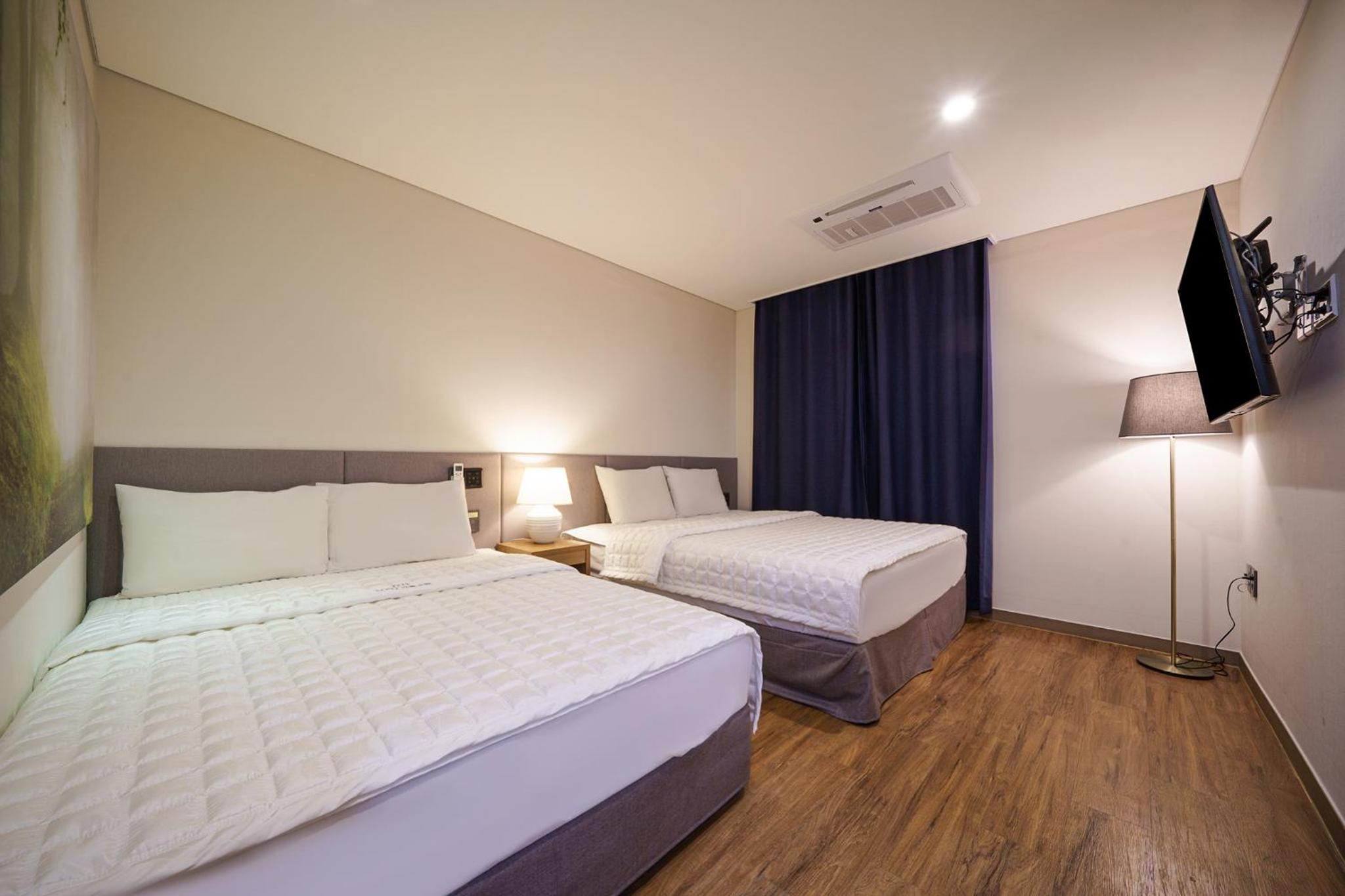 Deluxe King Suite - Photo 2