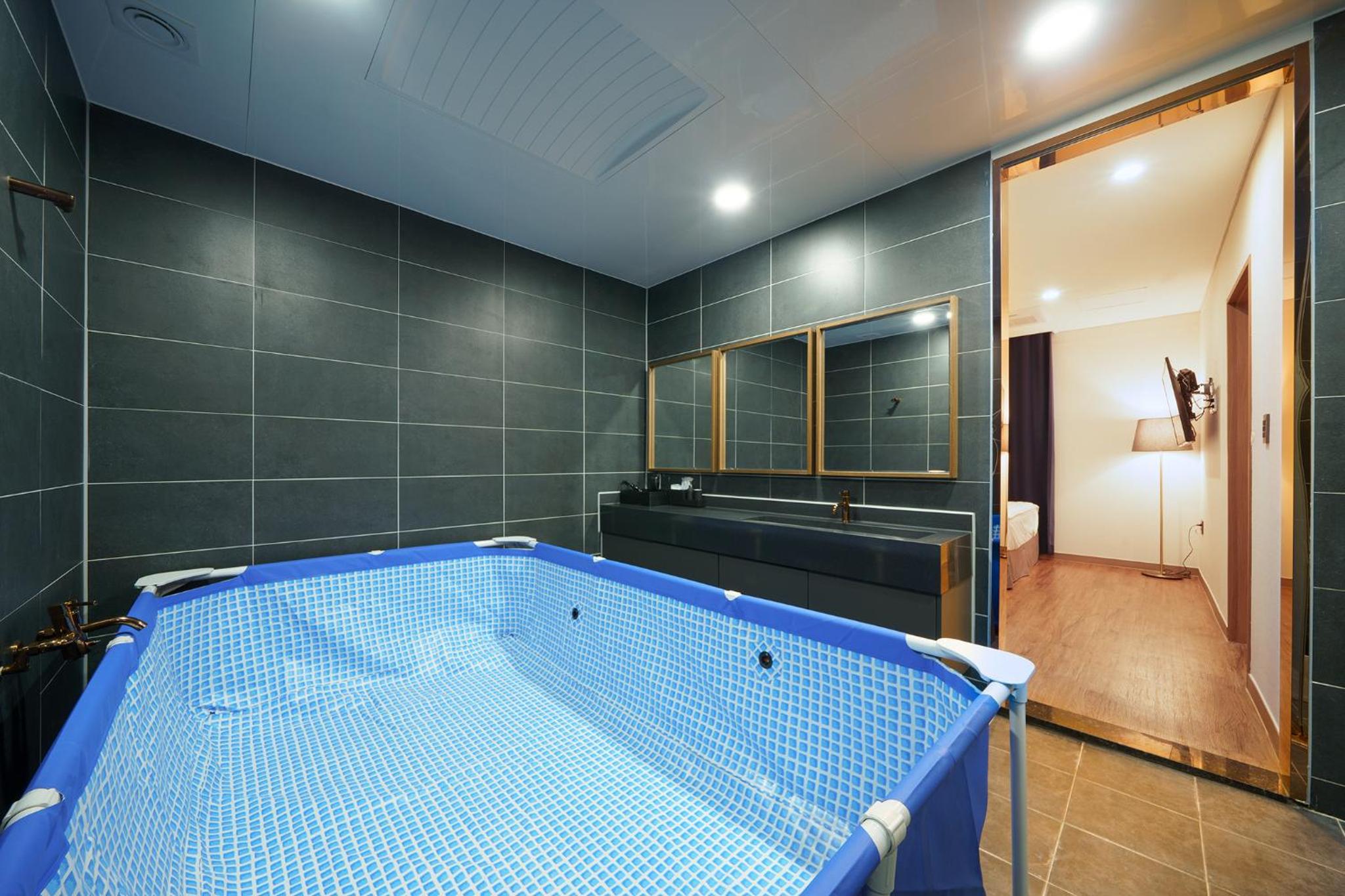 Deluxe King Suite - Photo 15