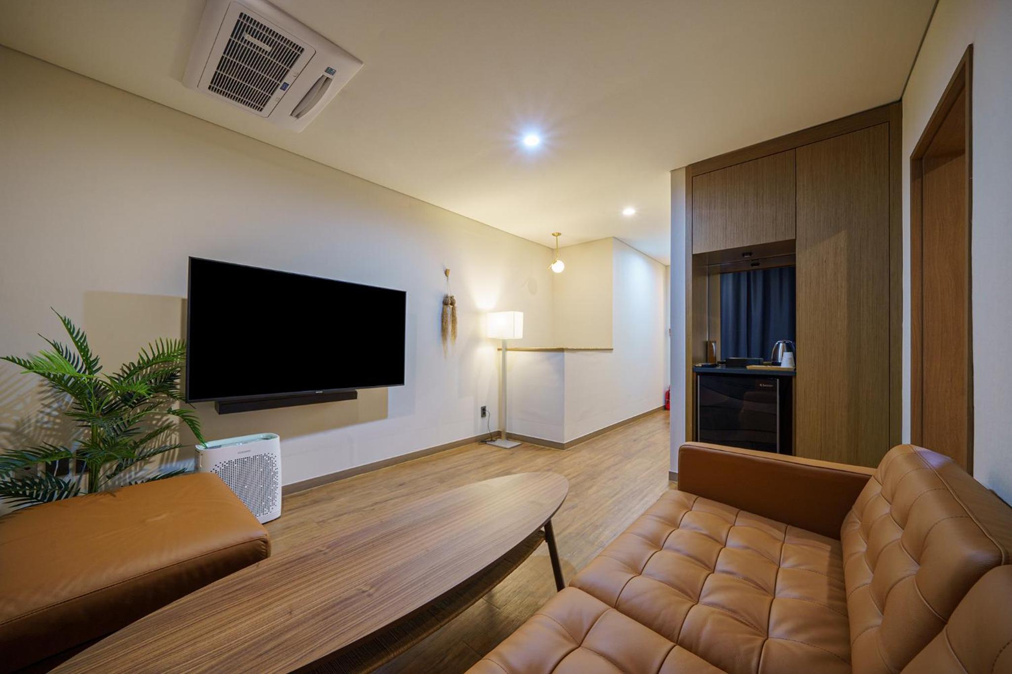Deluxe King Suite - Photo 13