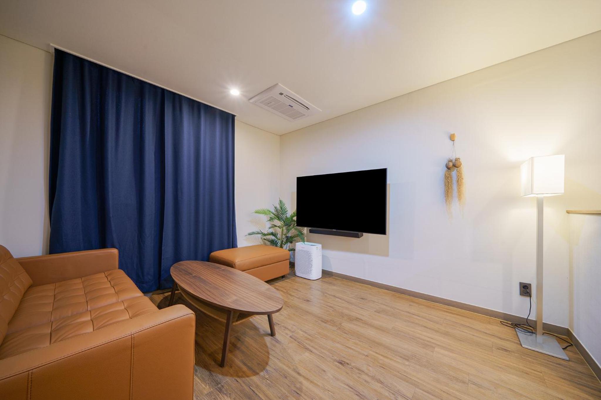 Deluxe King Suite - Photo 6