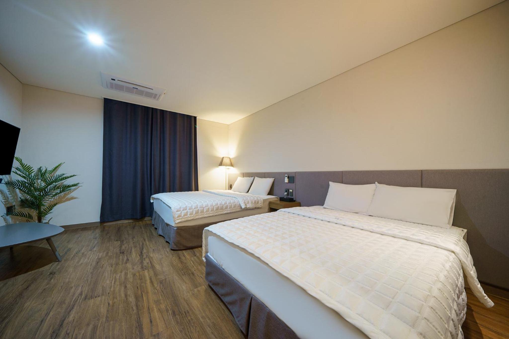 Deluxe Family Room - Photo 8