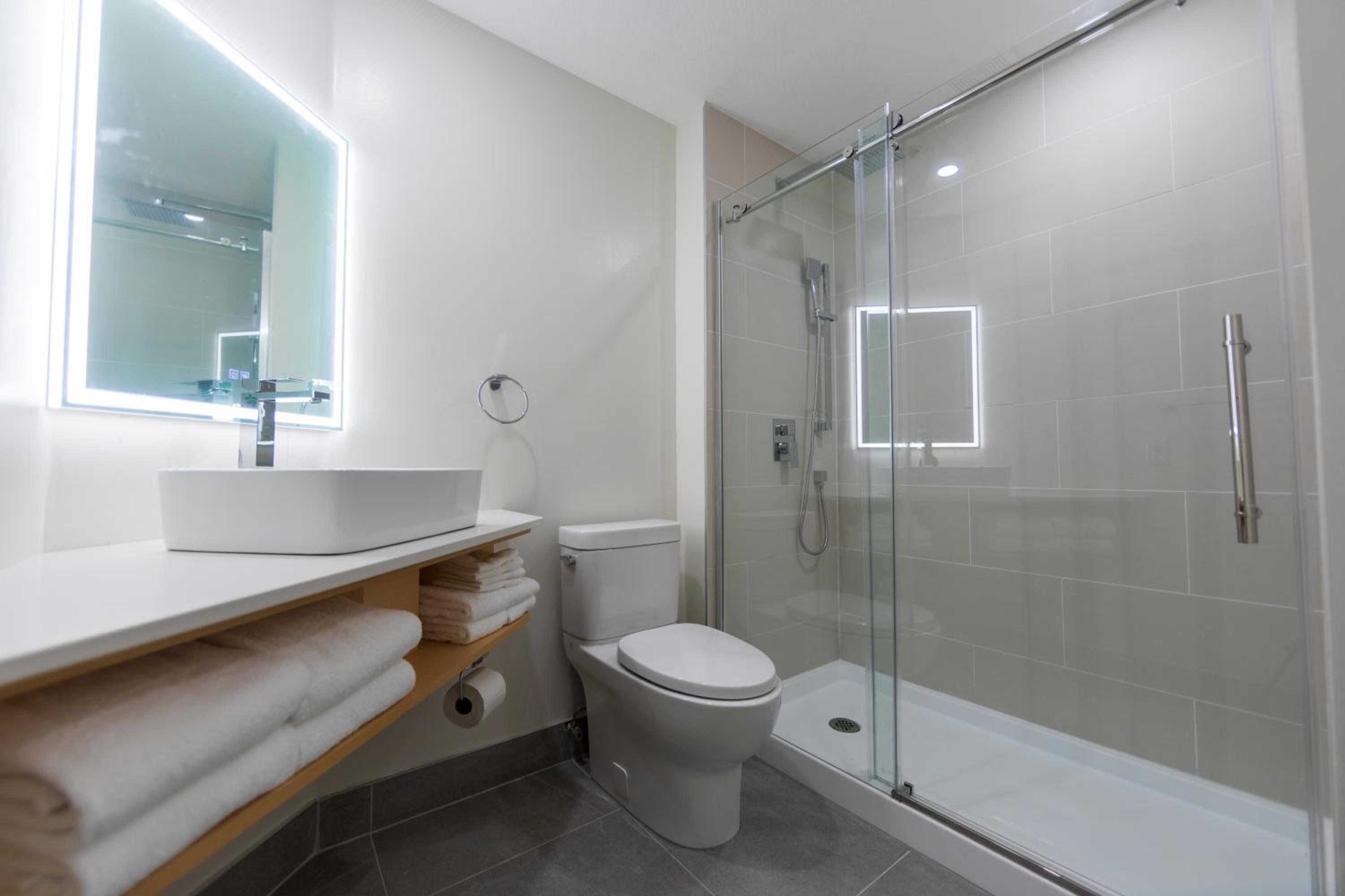 Queen Room With Two Queen Beds - Pet Friendly/Non-Smoking - Photo 8