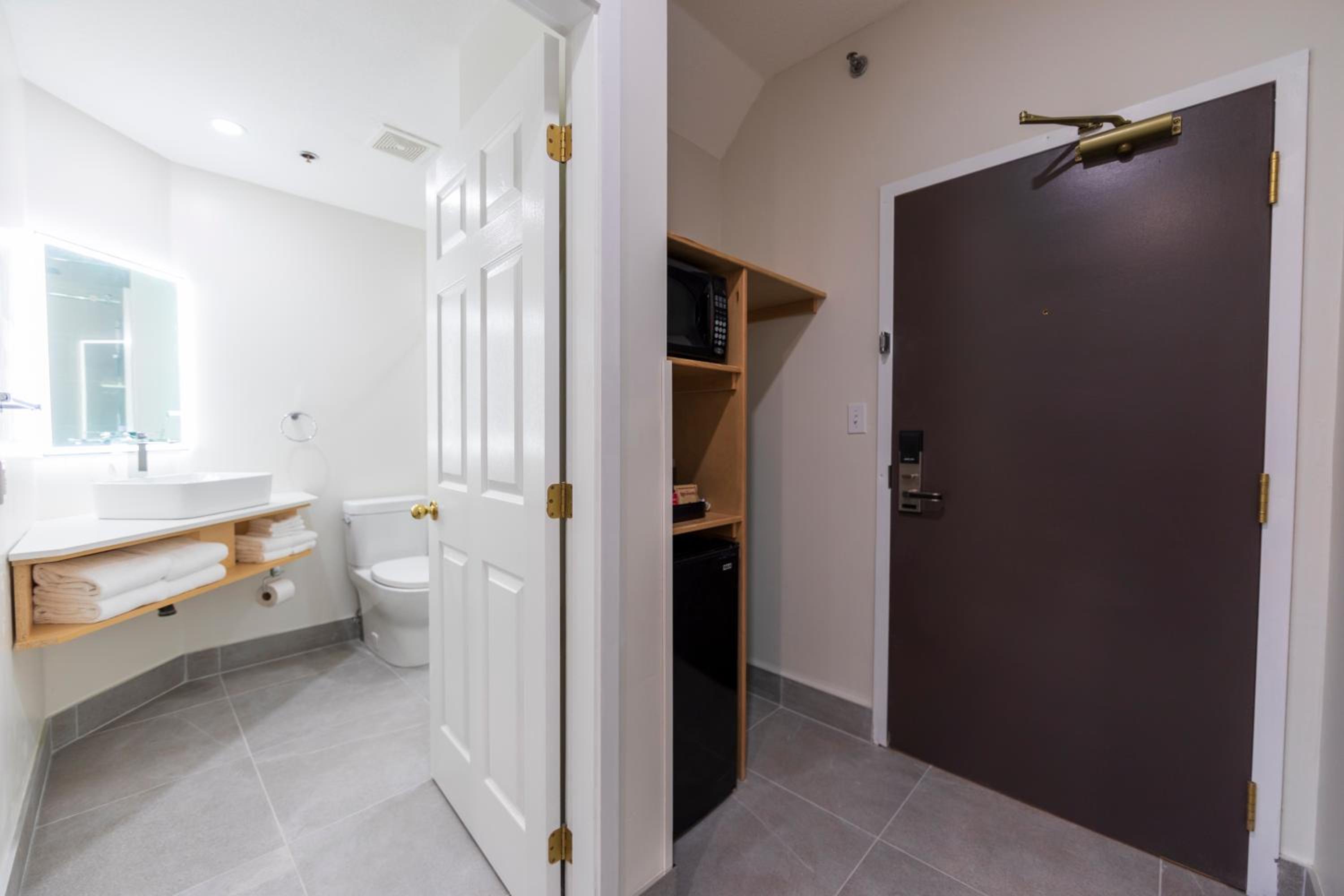 Queen Room With Two Queen Beds - Pet Friendly/Non-Smoking - Photo 7