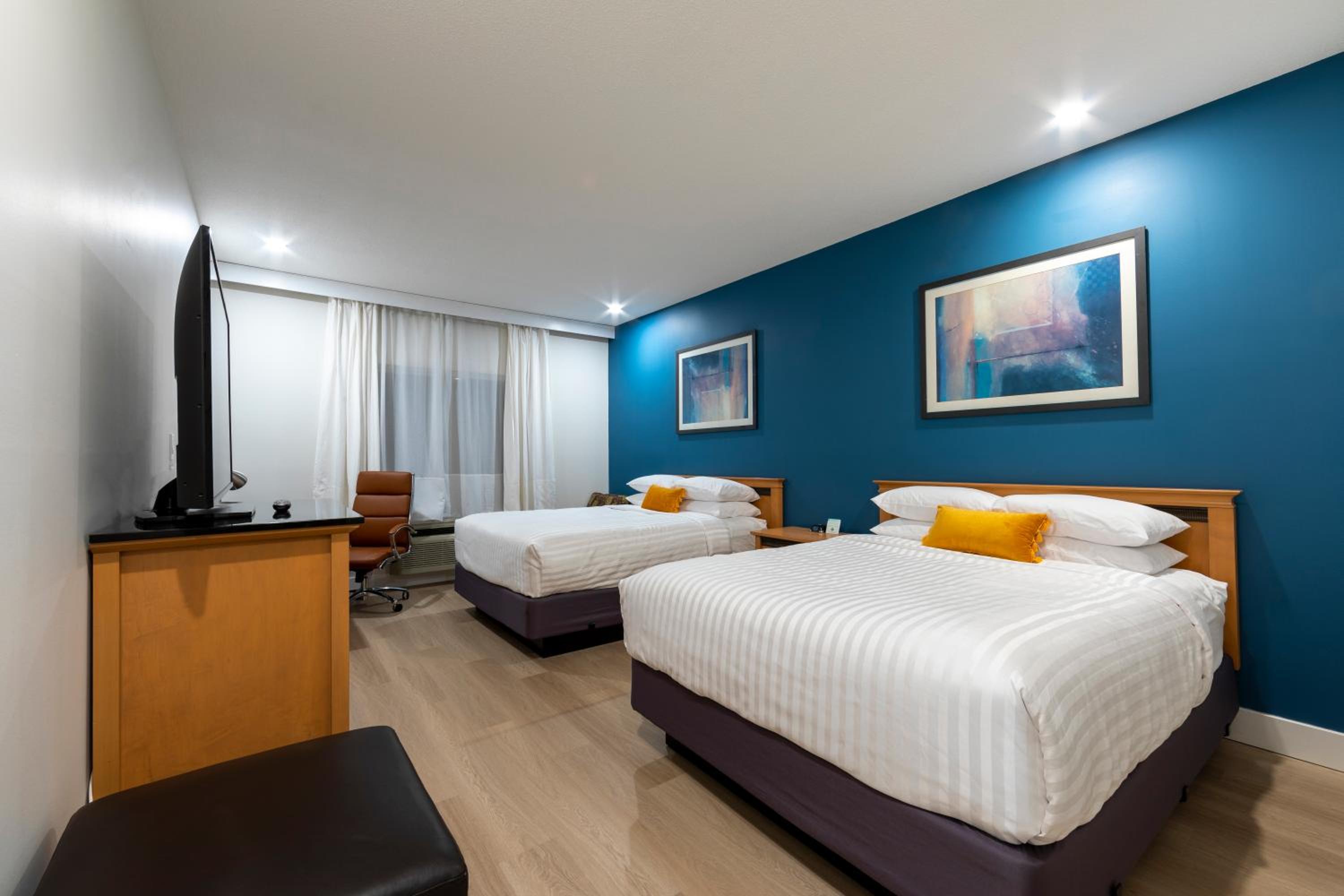 Queen Room With Two Queen Beds - Pet Friendly/Non-Smoking - Photo 6