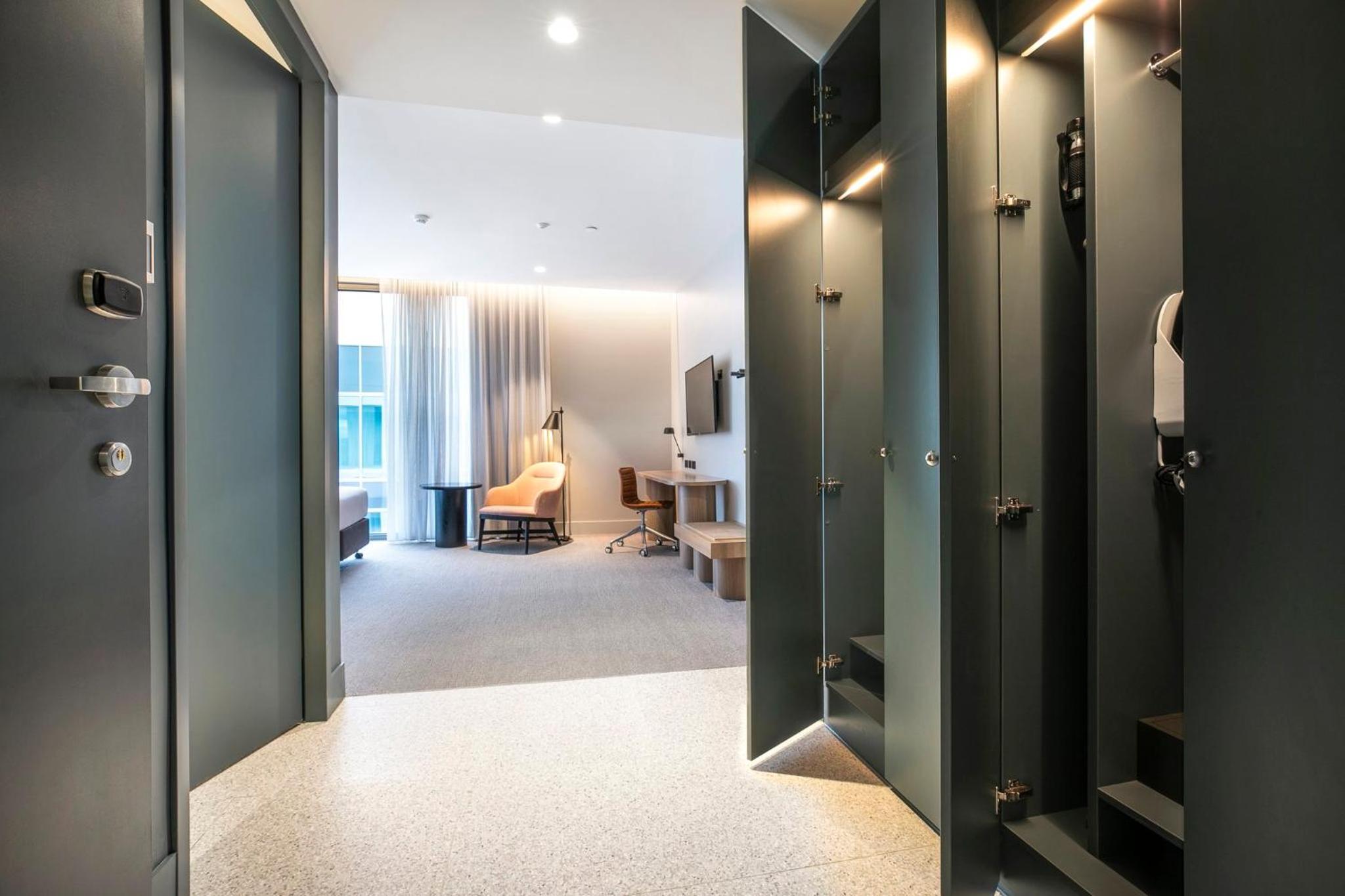 Standard King Room - Accessible - Photo 4