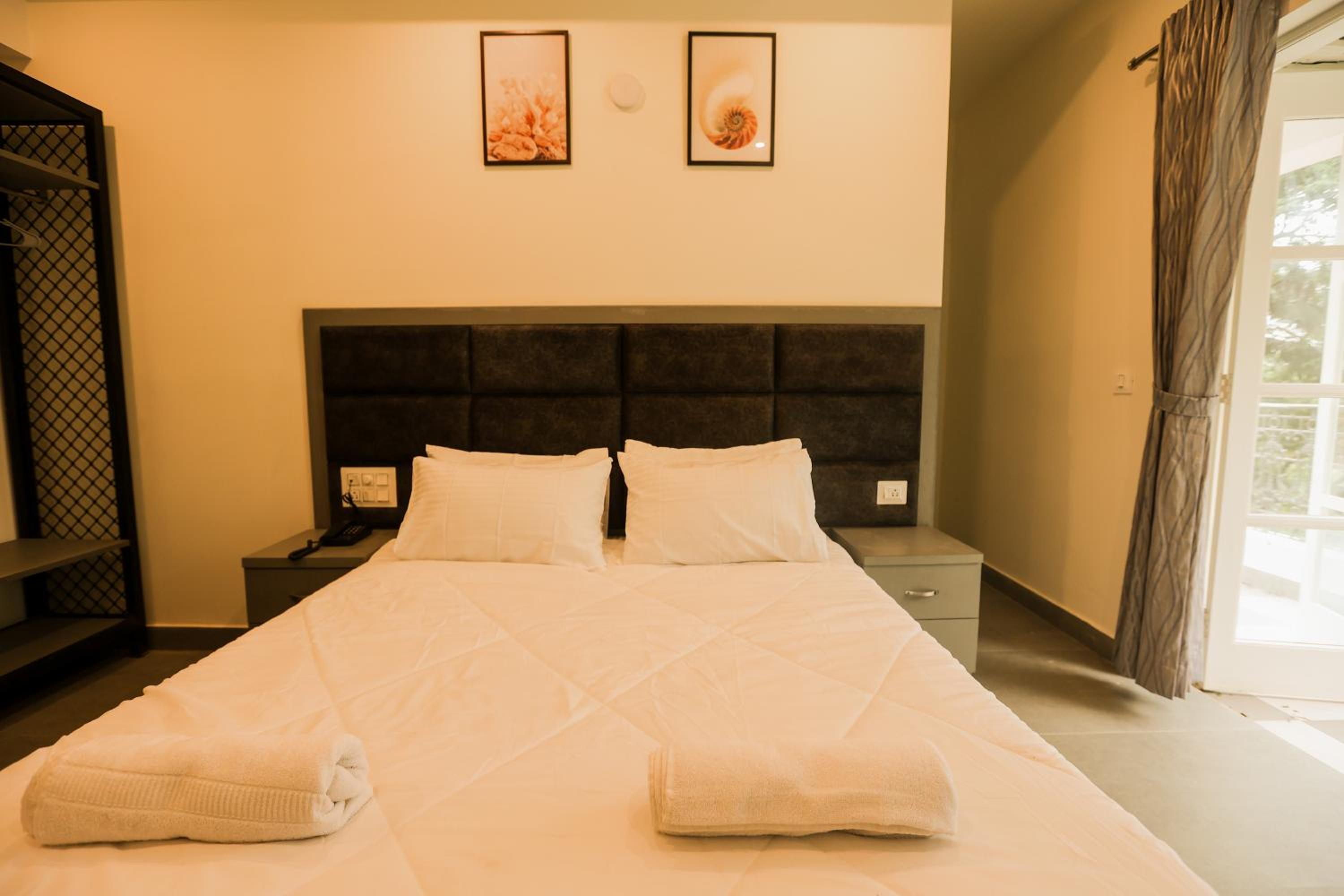 Deluxe Double Room with Balcony - Photo 12