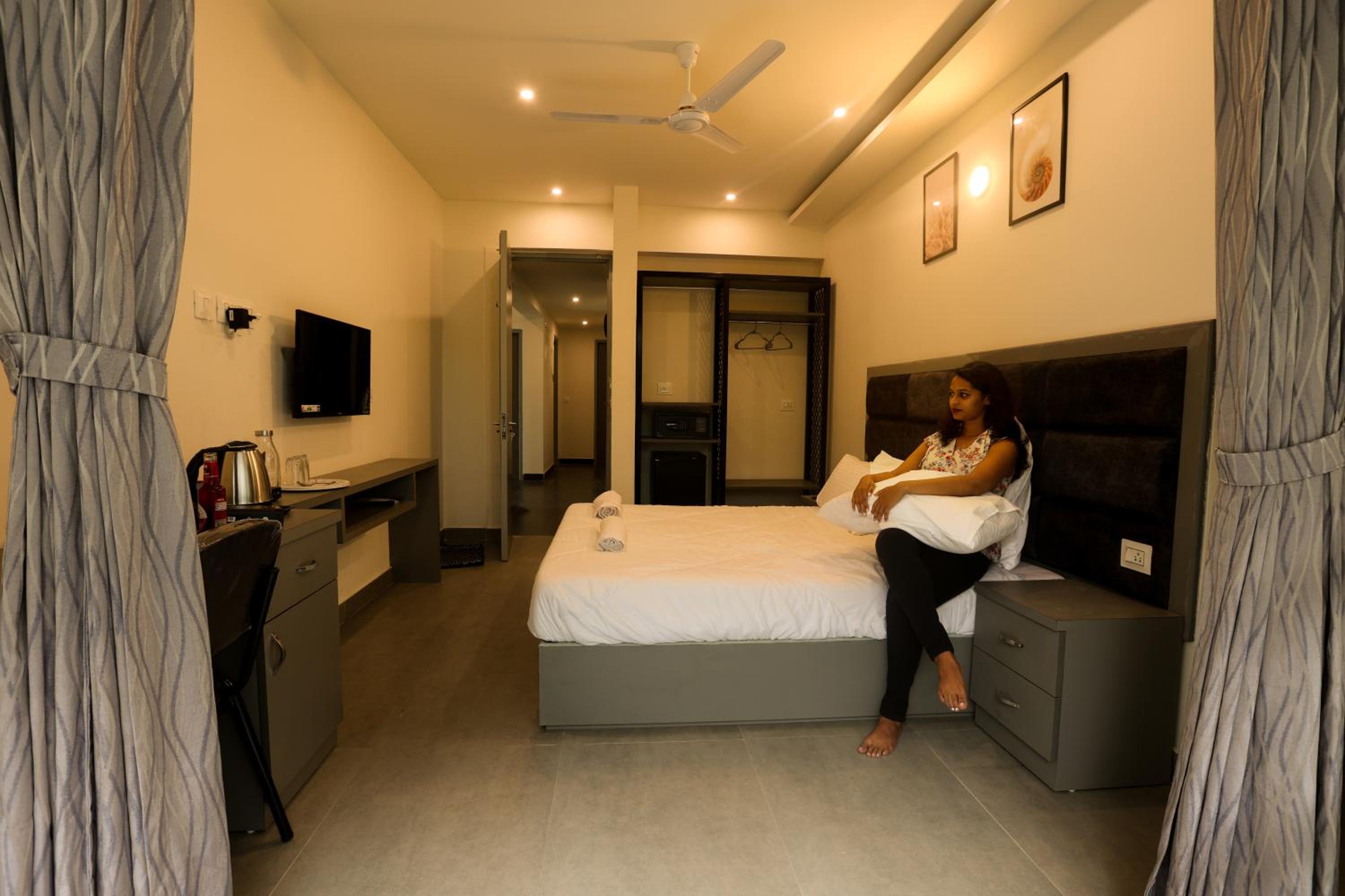 Deluxe Double Room with Balcony - Photo 11
