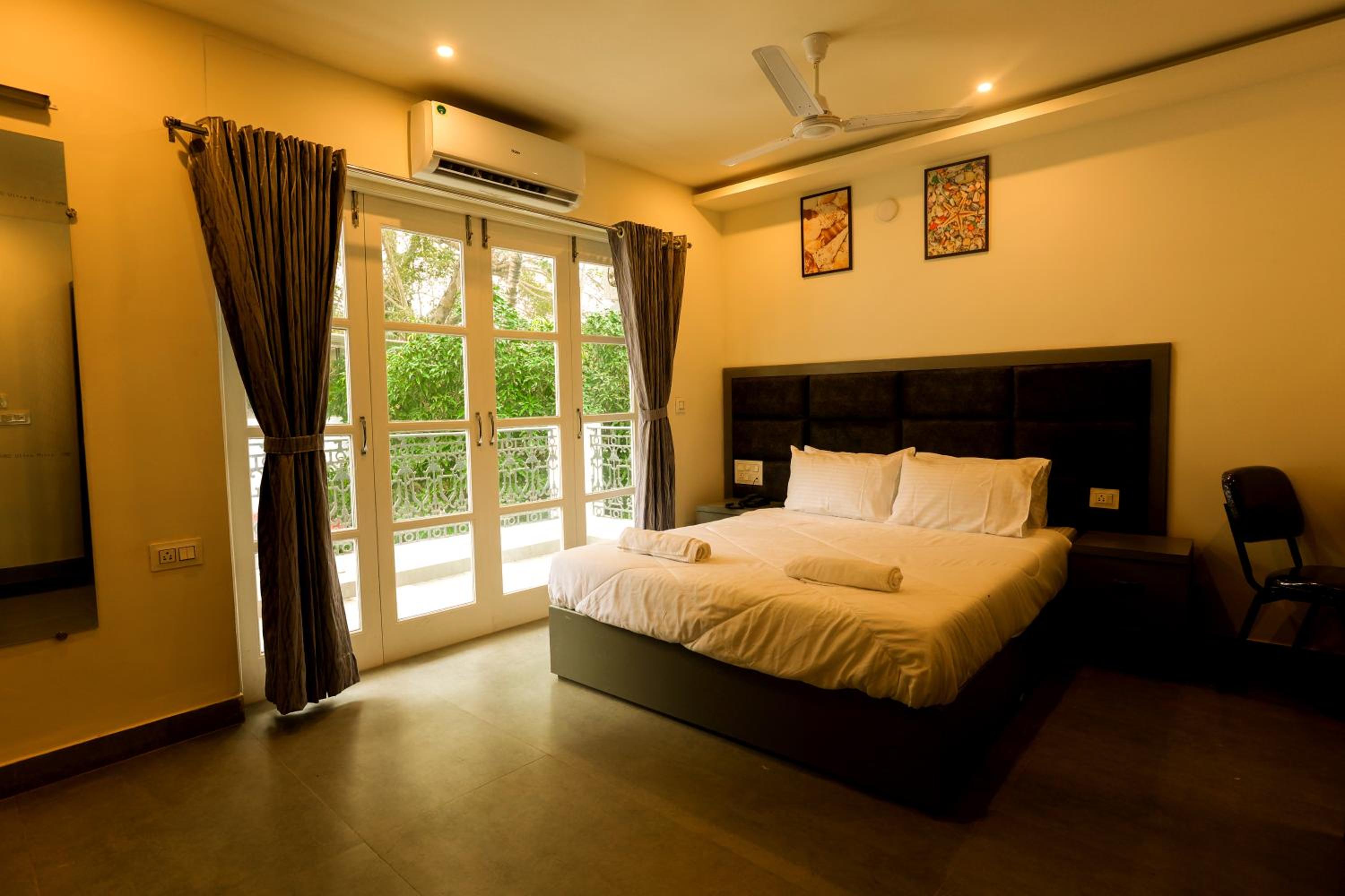 Deluxe Double Room with Balcony - Photo 1