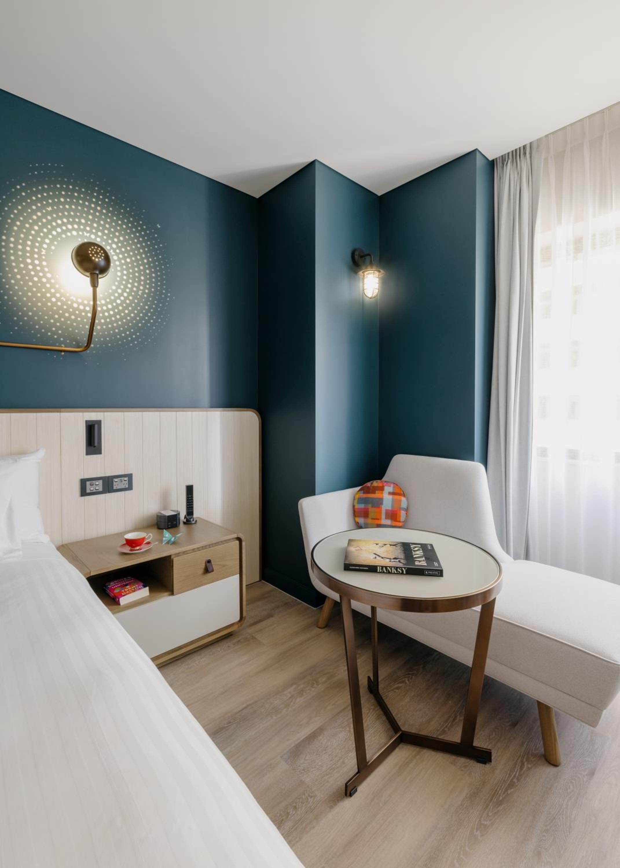 Standard King Room - Photo 9