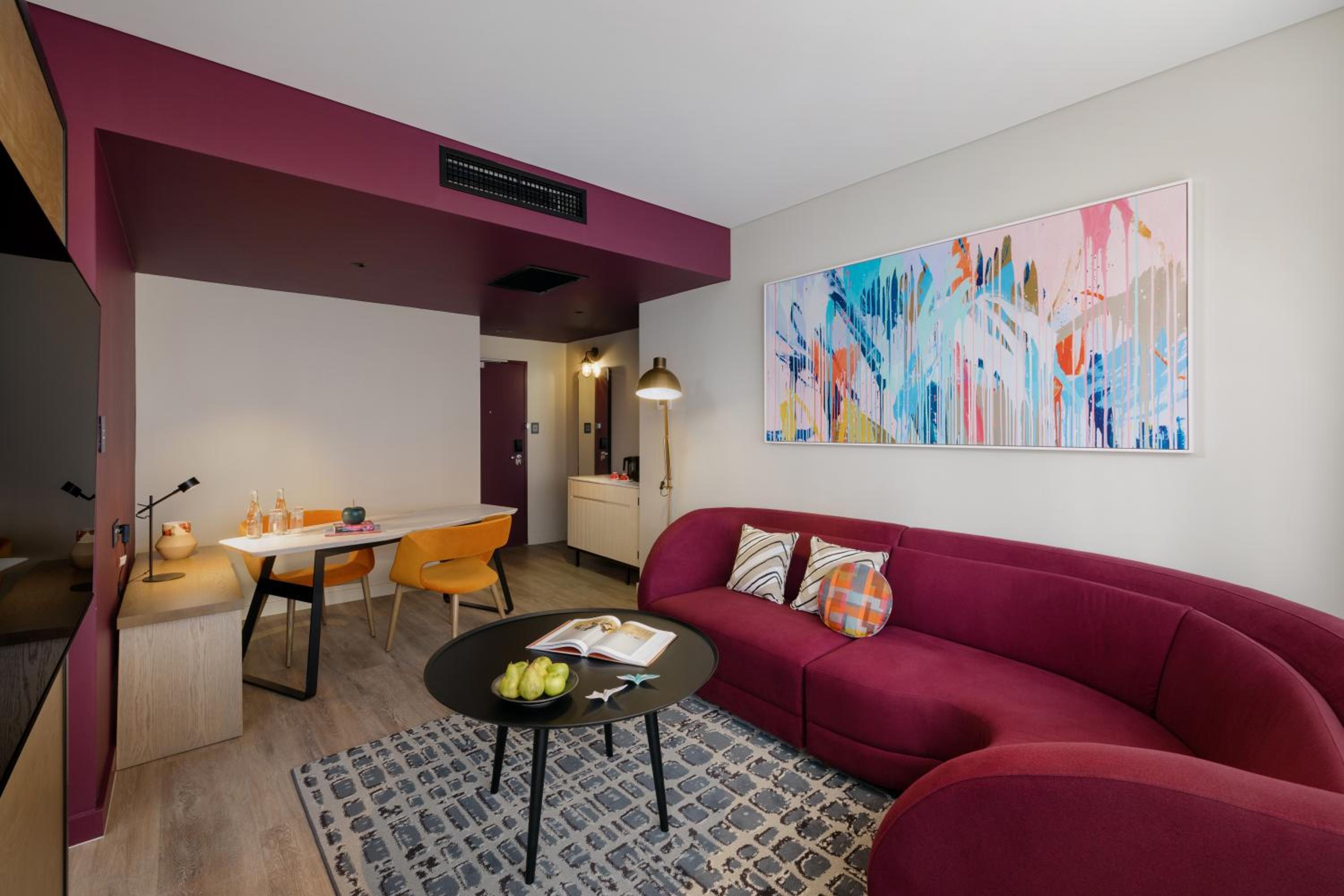 One-Bedroom Suite with City View - Photo 5