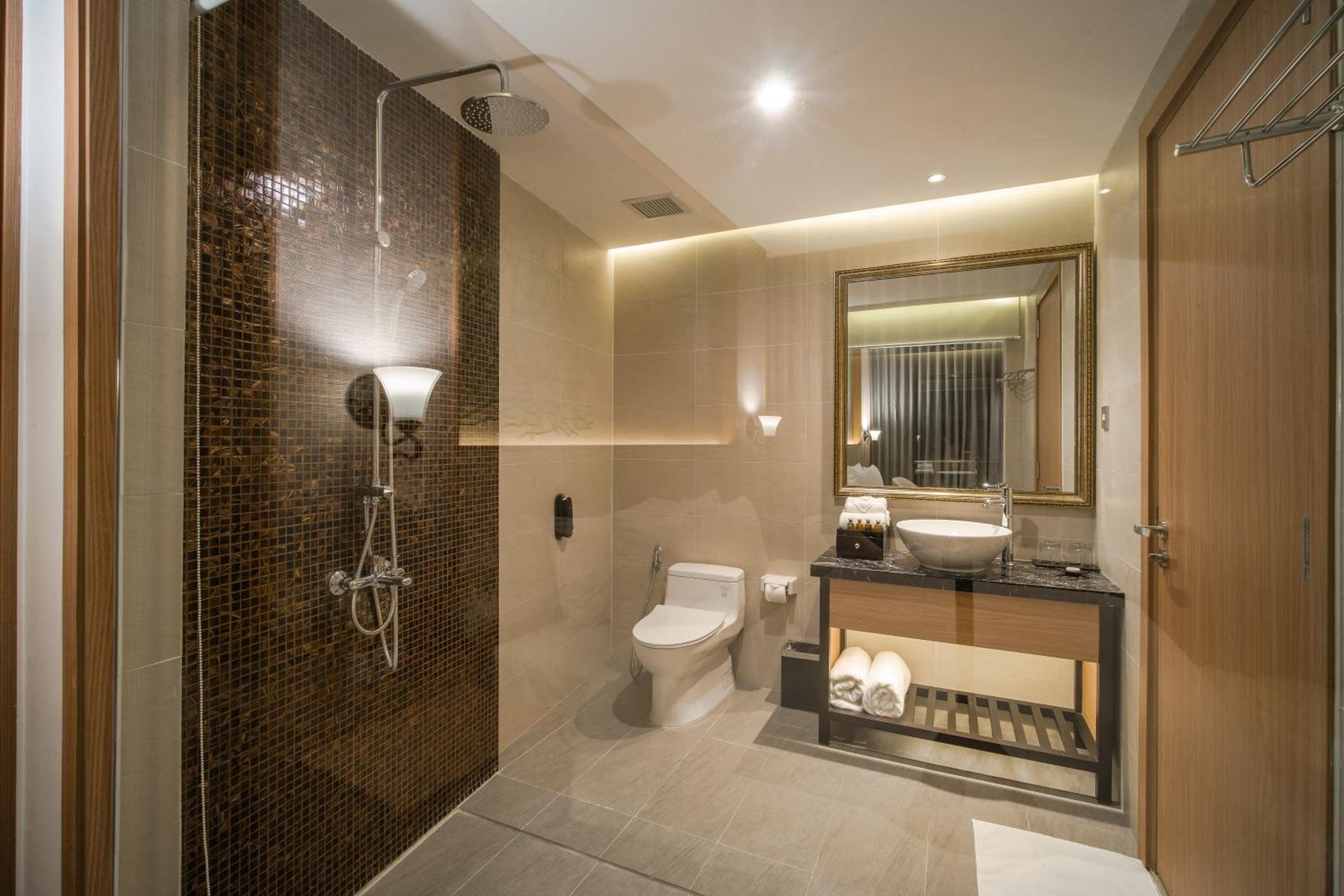 Superior Double Room with City View - Photo 8