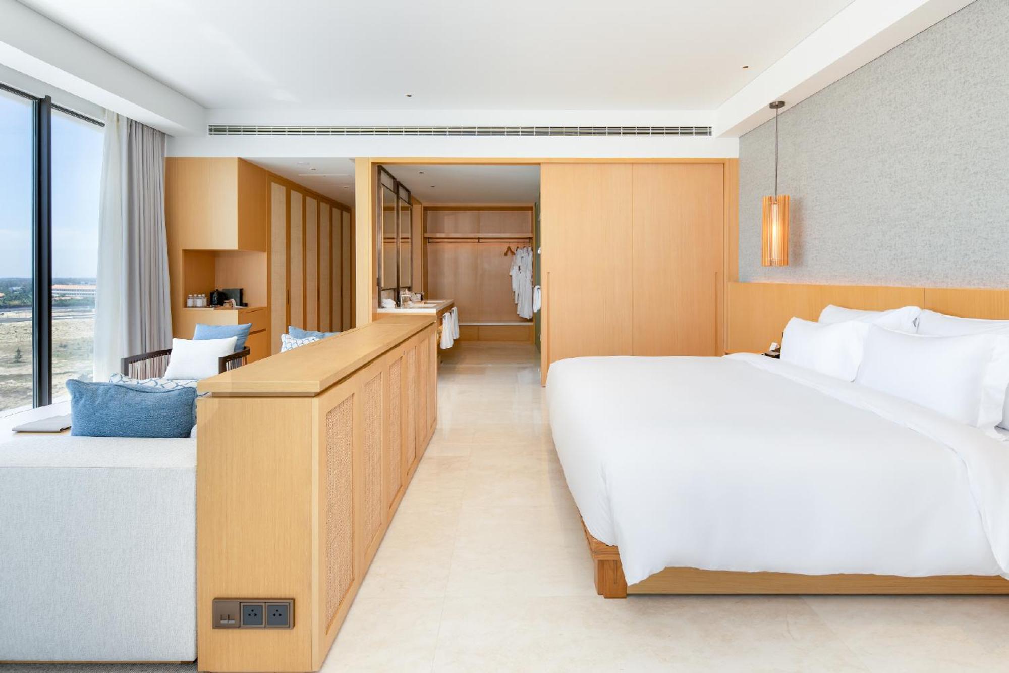Corner Suite Double Ocean View with Monogram Lounge Access - Mini-bar included once per stay, Daily Guest Activities - Photo 5