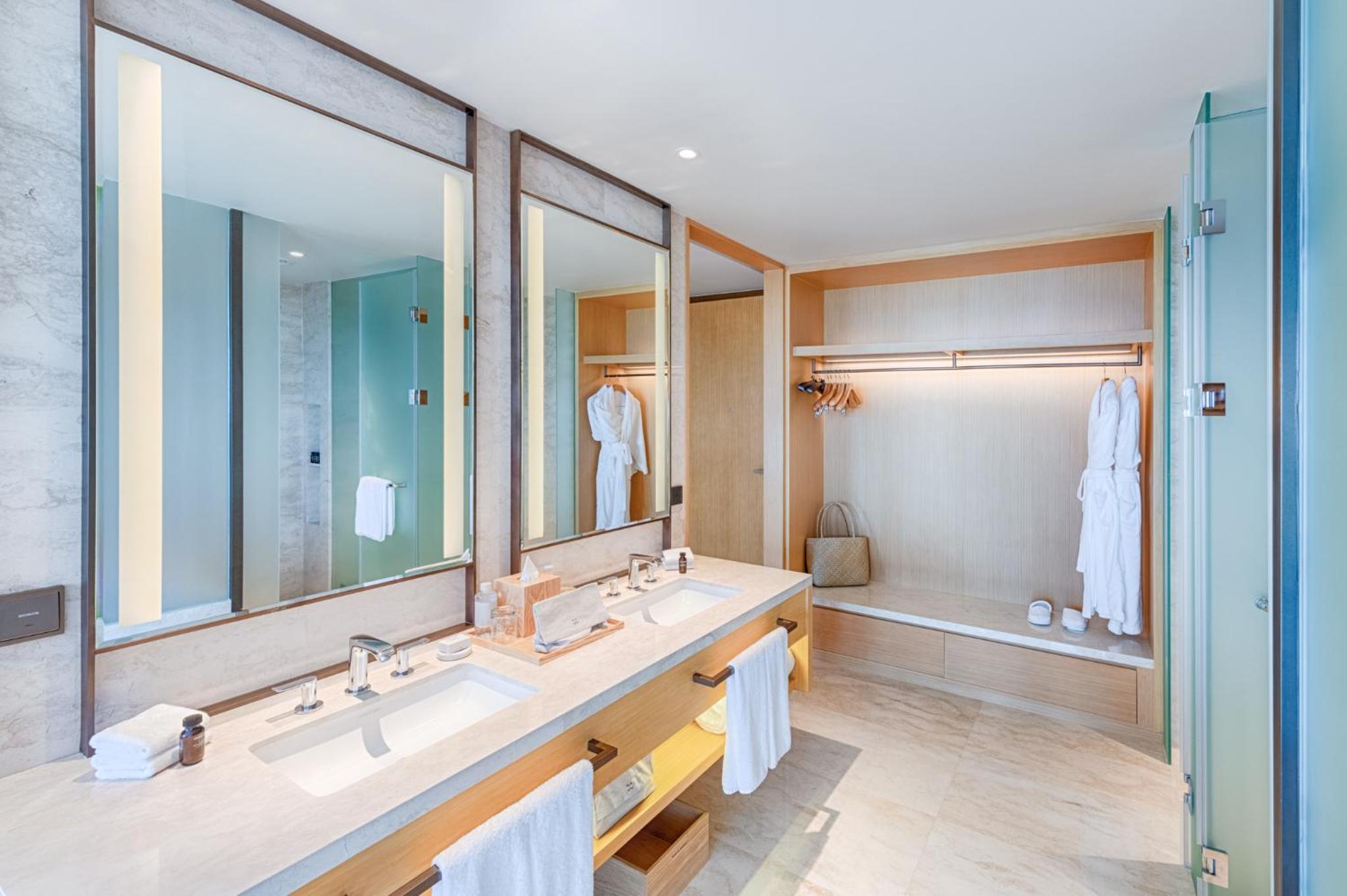 Corner Suite Double Ocean View with Monogram Lounge Access - Mini-bar included once per stay, Daily Guest Activities - Photo 3