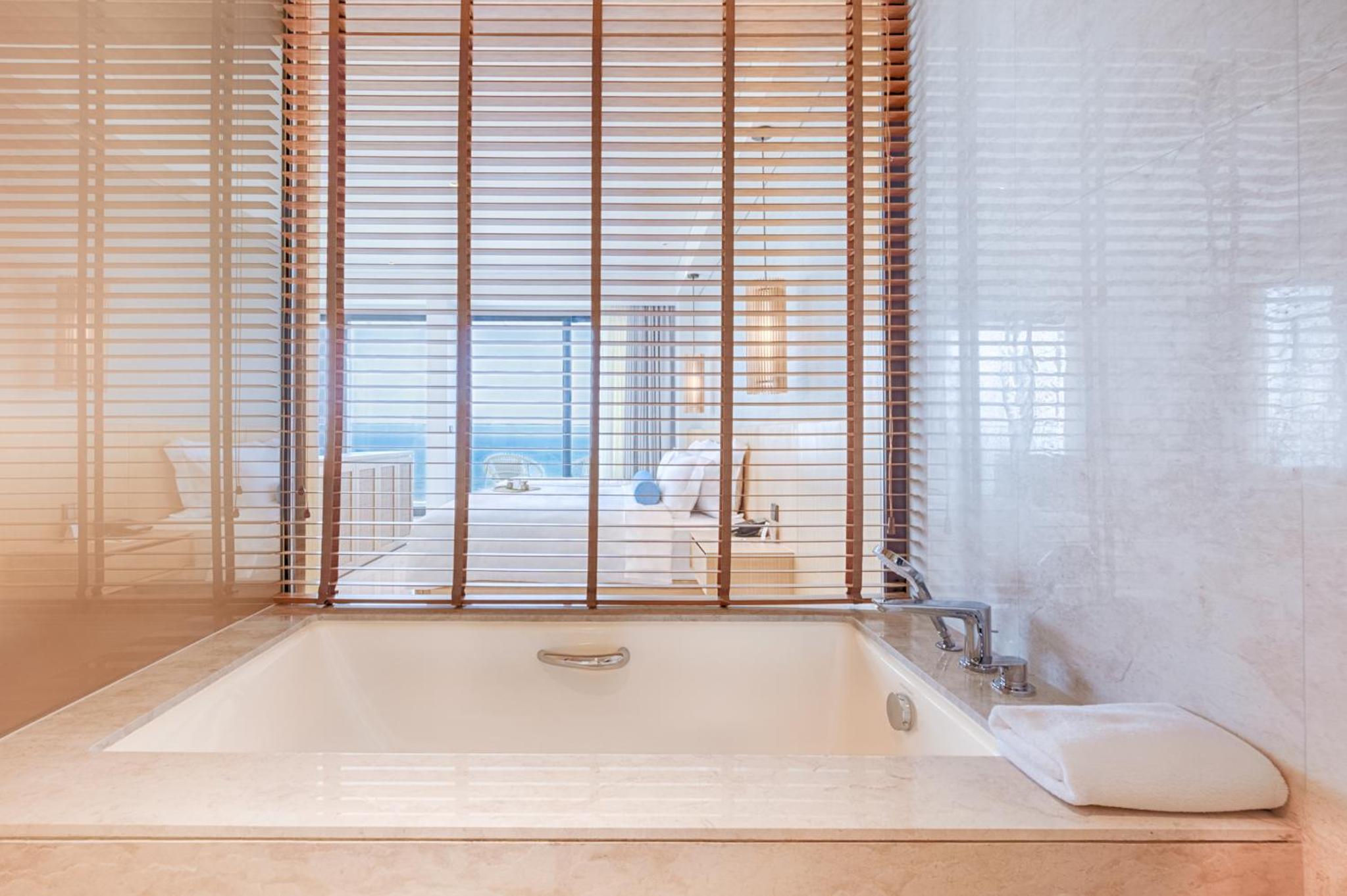 Corner Suite Twin Ocean View with Monogram Lounge Access - Mini-bar included once per stay, Daily Guest Activities - Photo 6