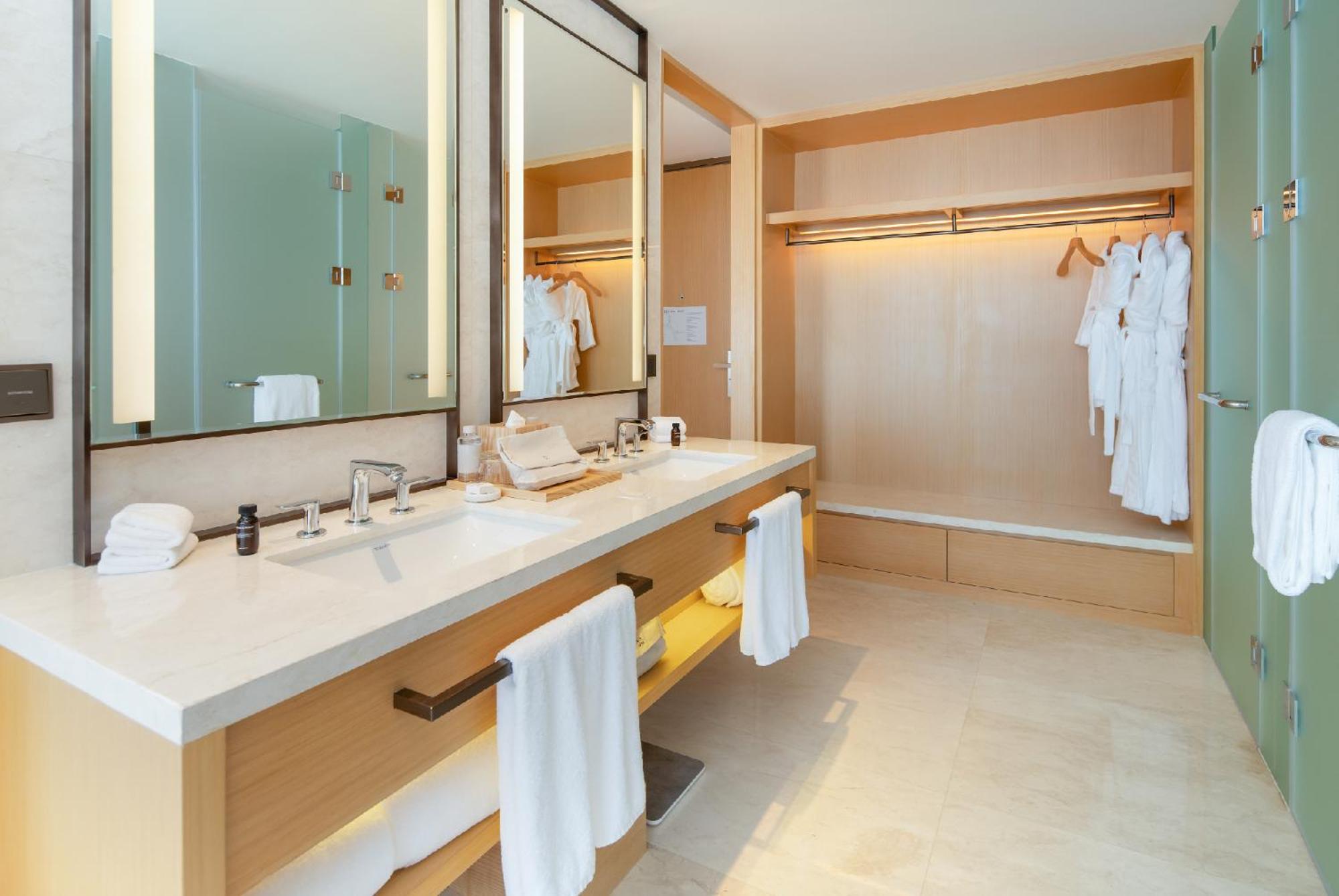 Corner Suite Twin Ocean View with Monogram Lounge Access - Mini-bar included once per stay, Daily Guest Activities - Photo 9