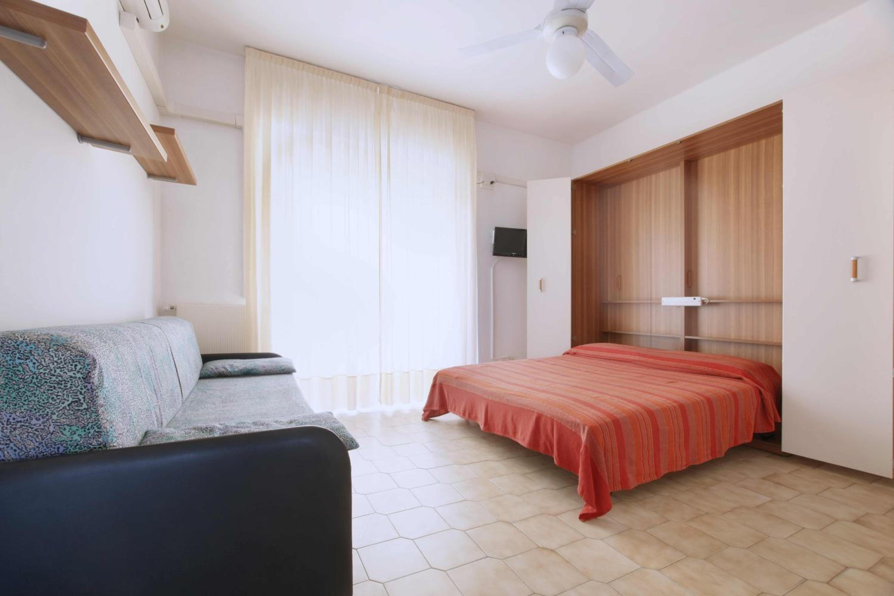One-Bedroom Apartment (5 Adults) photo 3