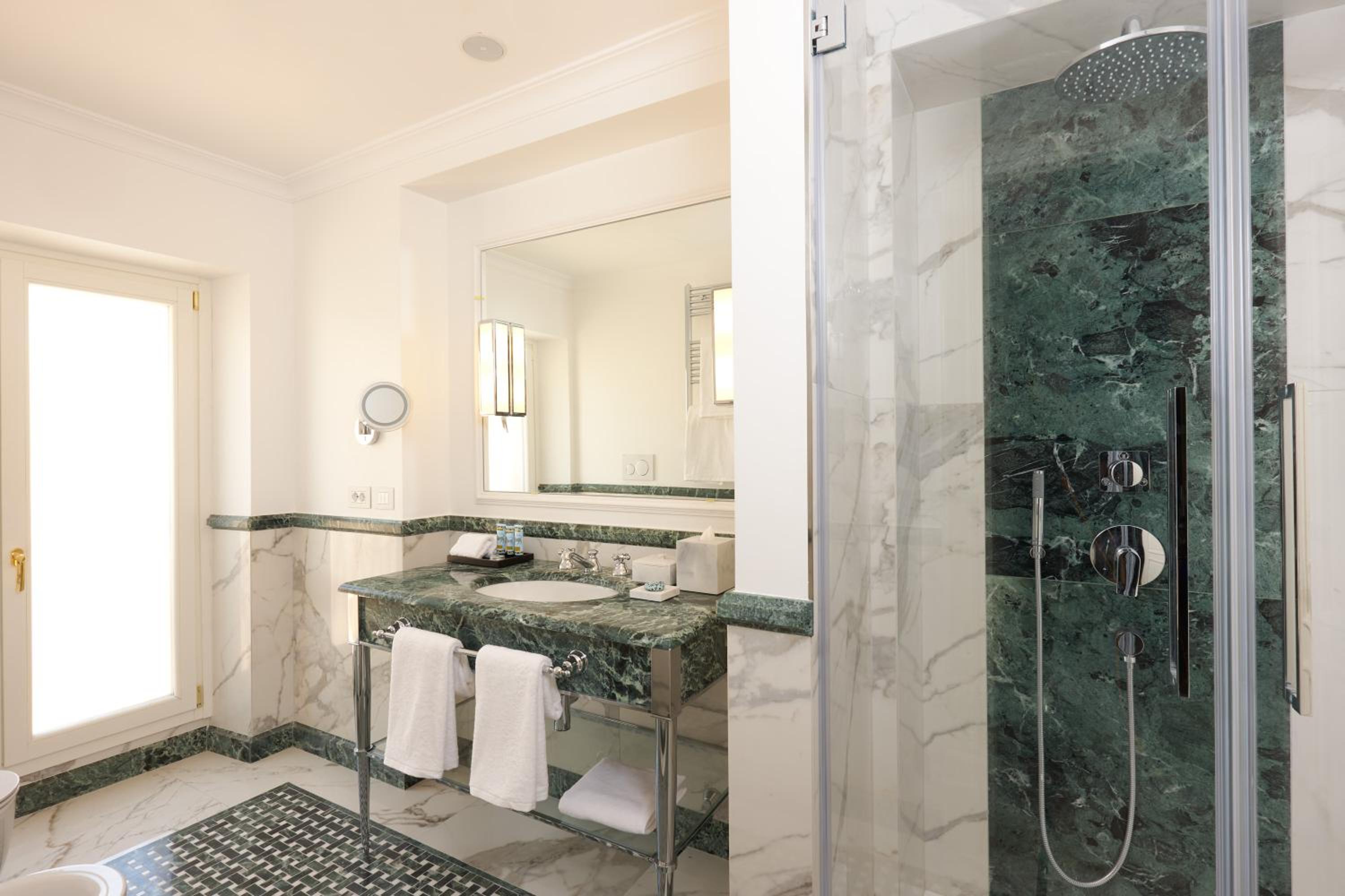 Luxury Apartment thumbnail 5