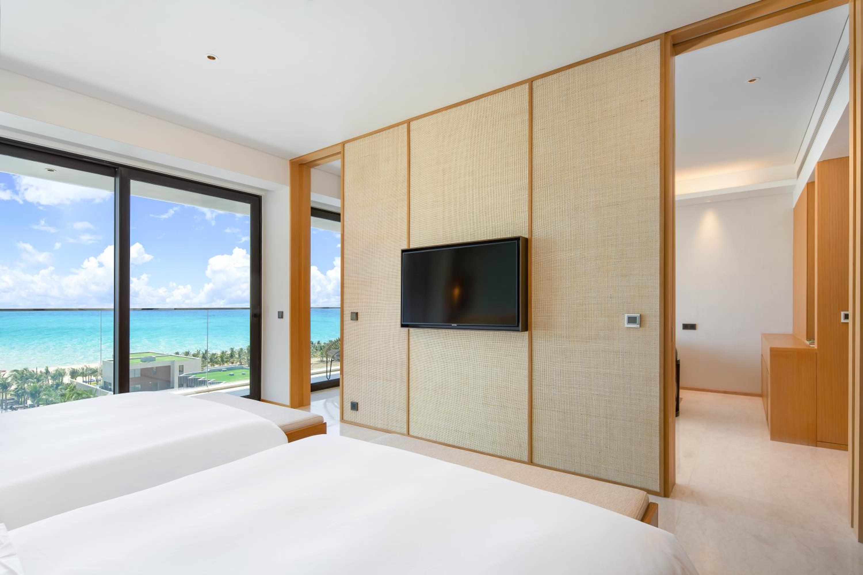Monogram Suite Twin Ocean View with Monogram Lounge Access - Mini-bar included once per stay, Daily Guest Activities - Photo 11