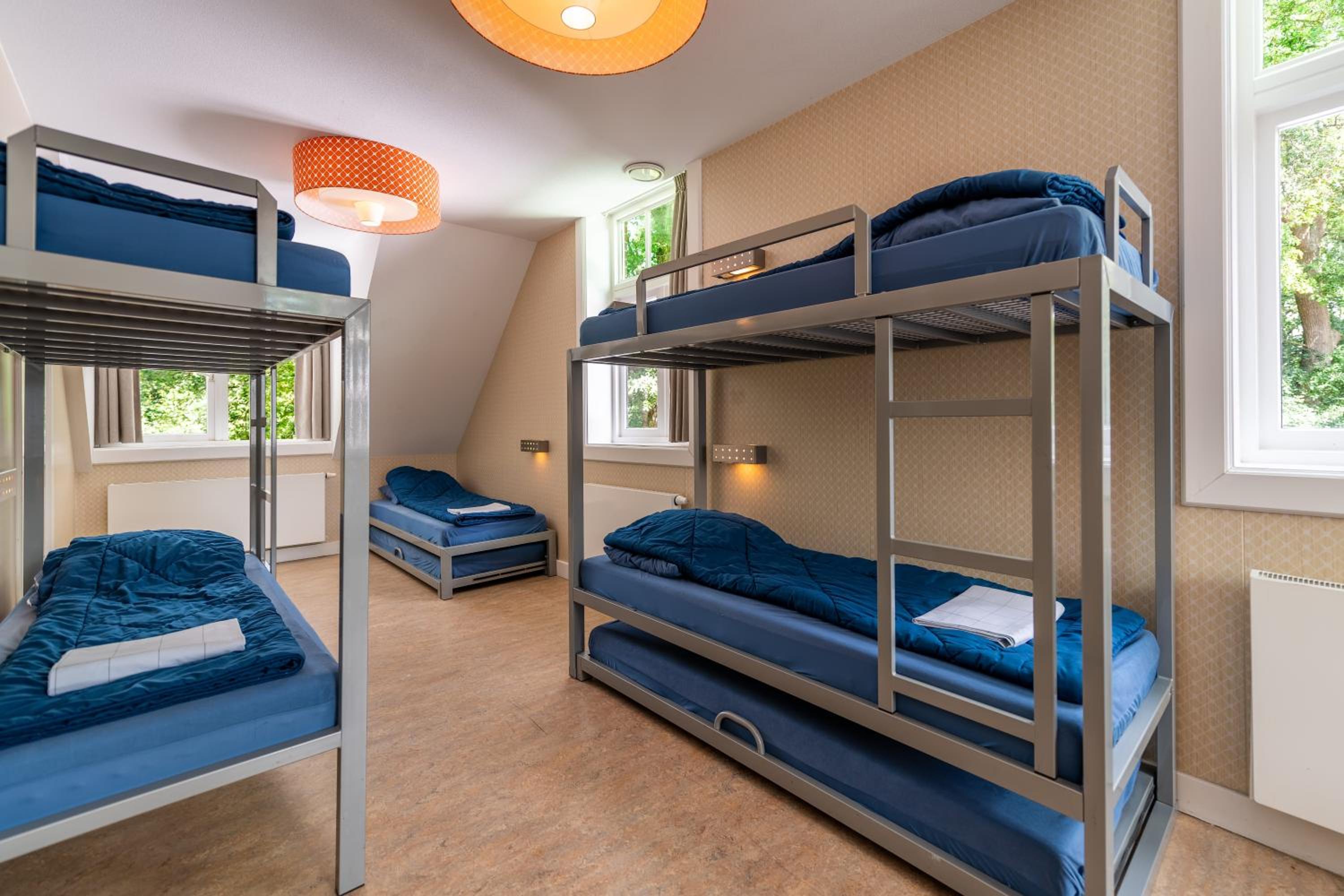 Six Person Room With Private Bathroom and Shower photo 1