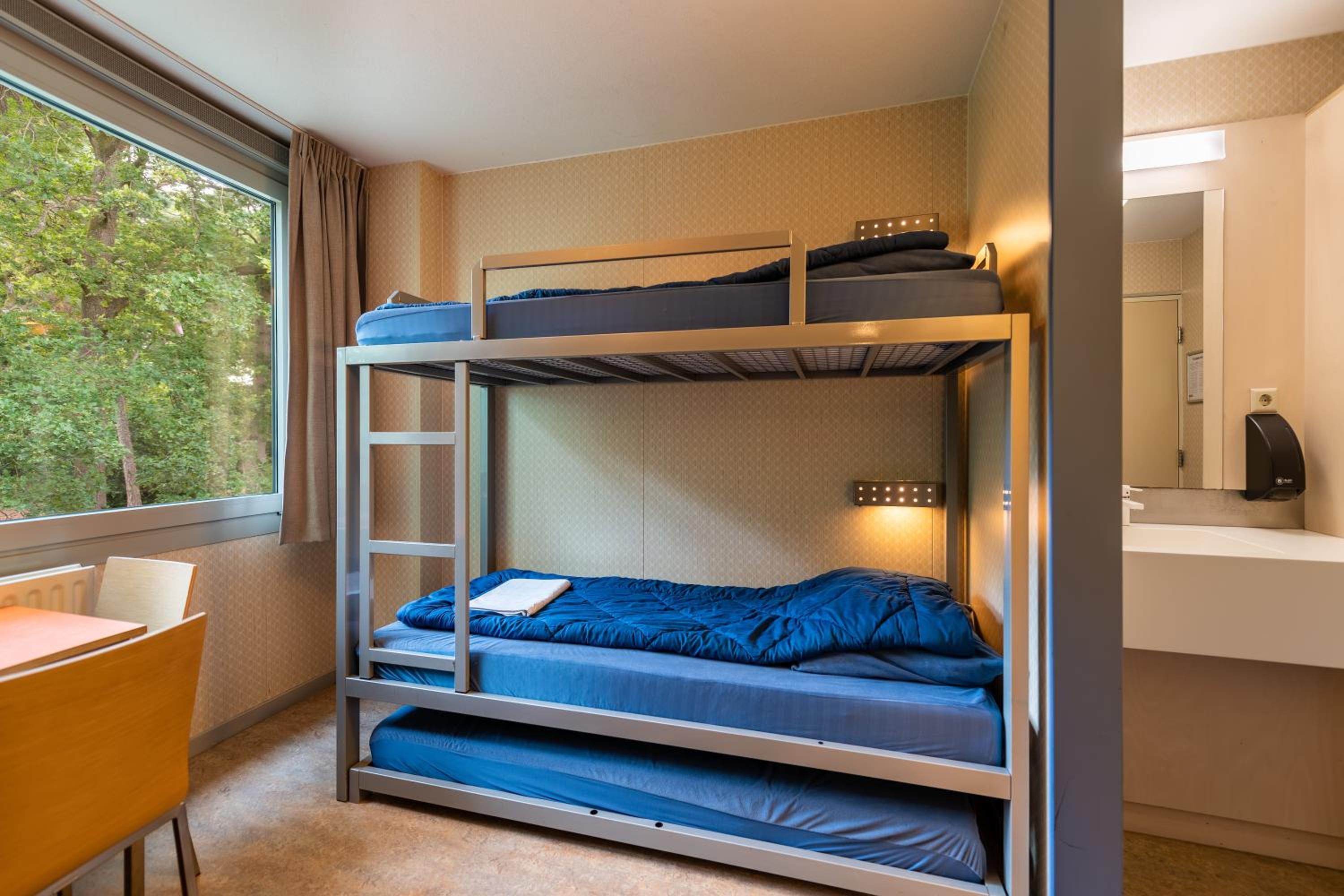Twin Room with Bunk Beds and Private Bathroom with Shower photo 1