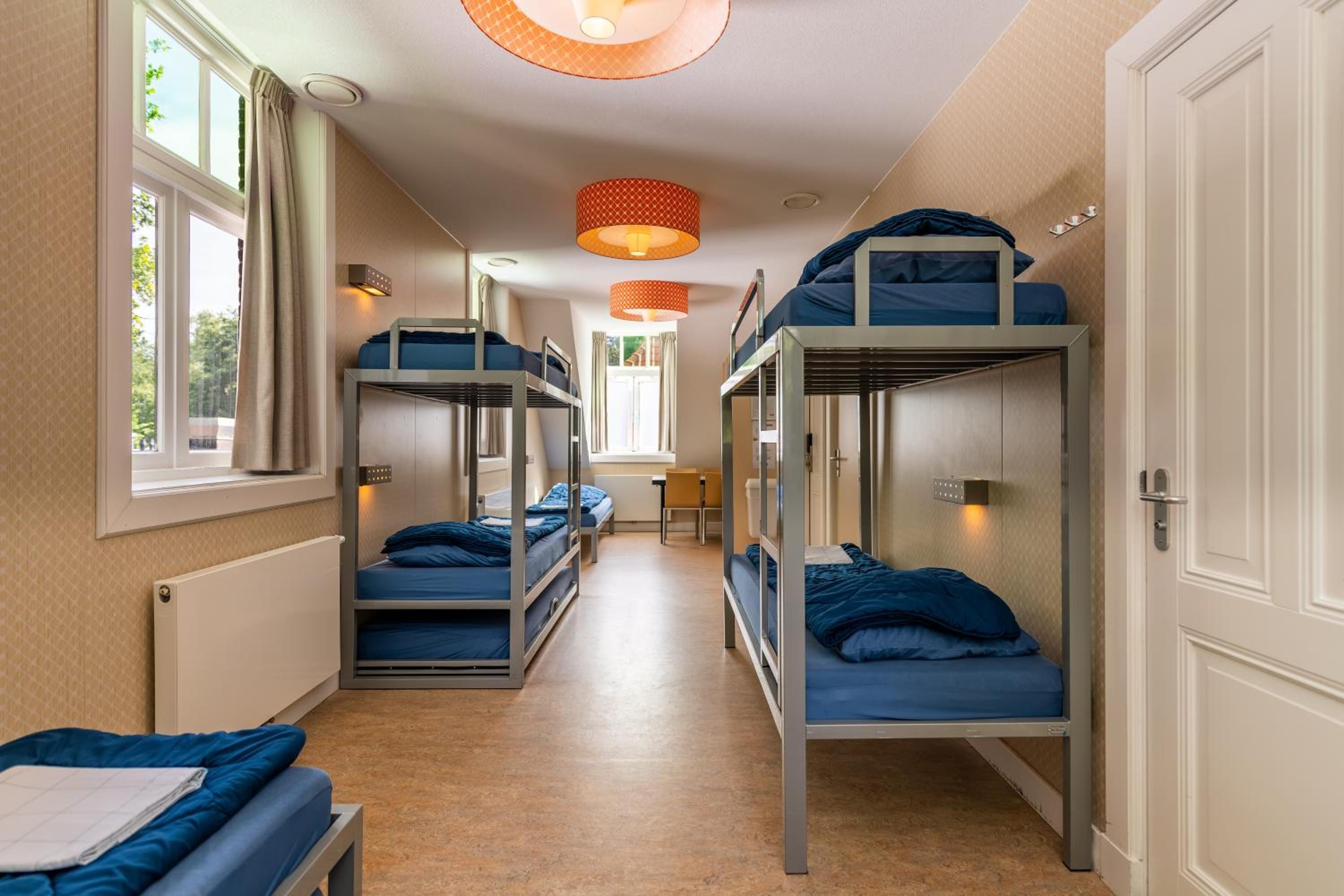 Six Person Room With Private Bathroom and Shower photo 2