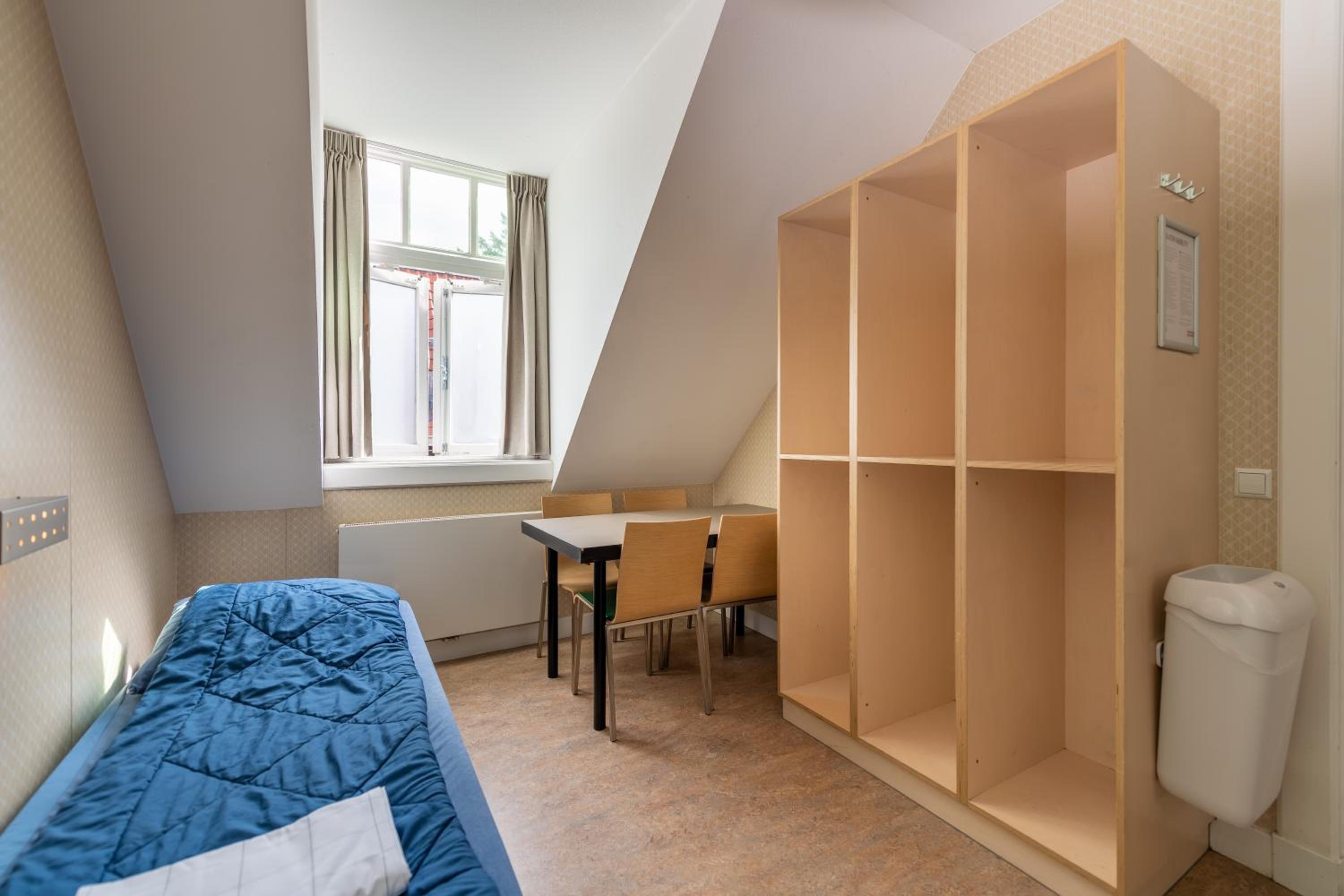 Budget Single Room with Bunk Beds and Private Bathroom photo 1
