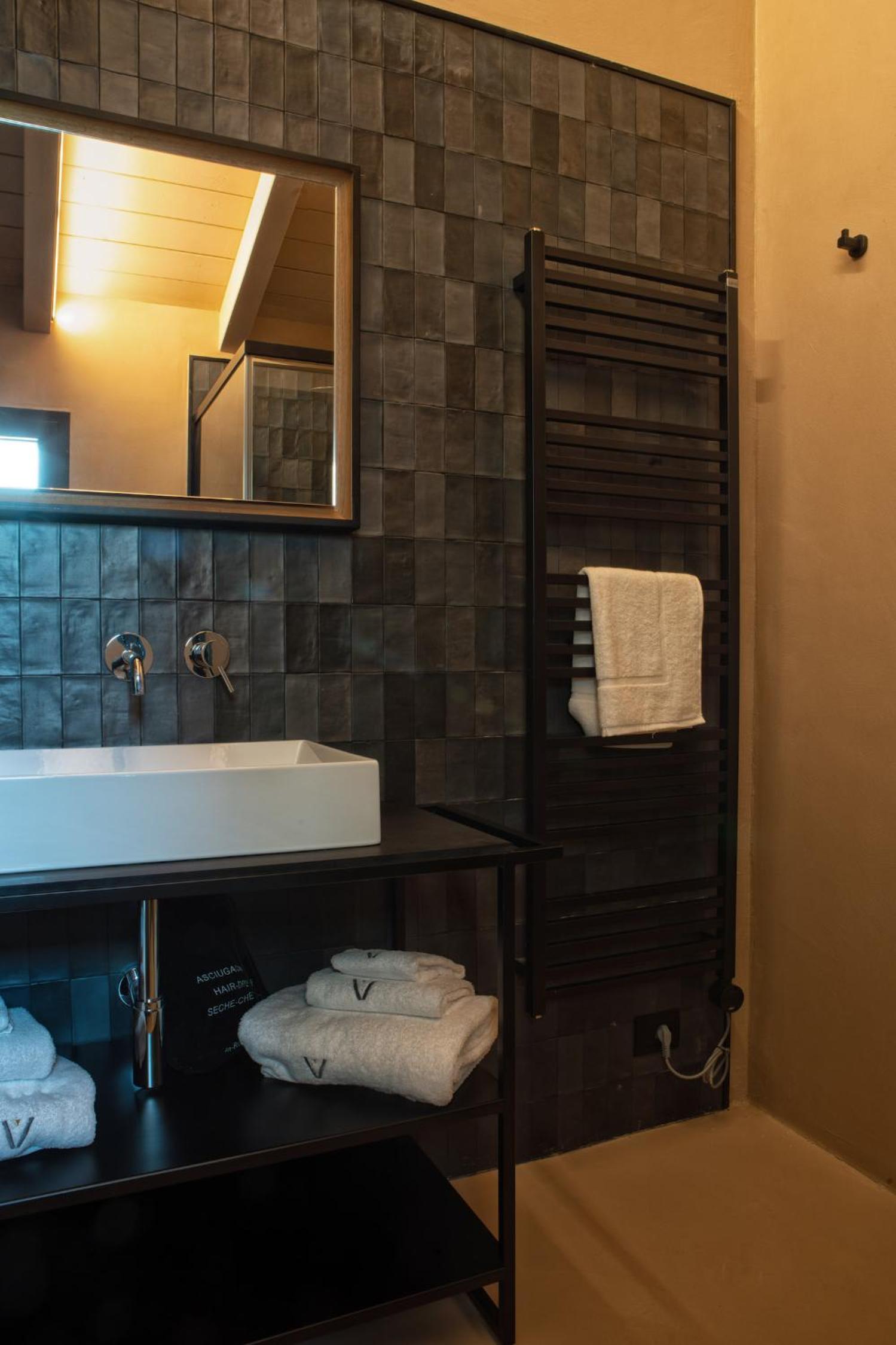 Suite - Photo 11